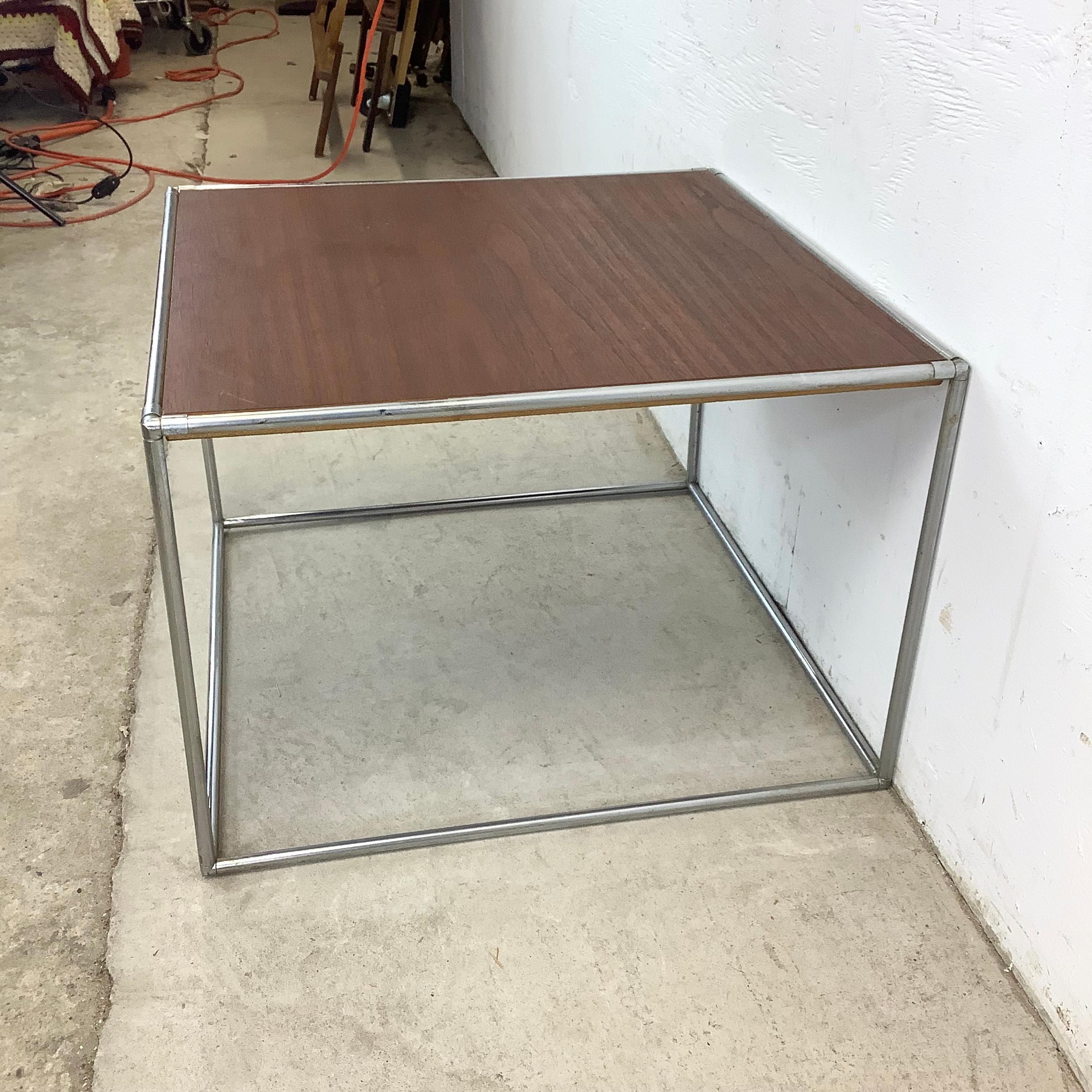 Mid-Century Modern Side Table Bon état - En vente à Trenton, NJ
