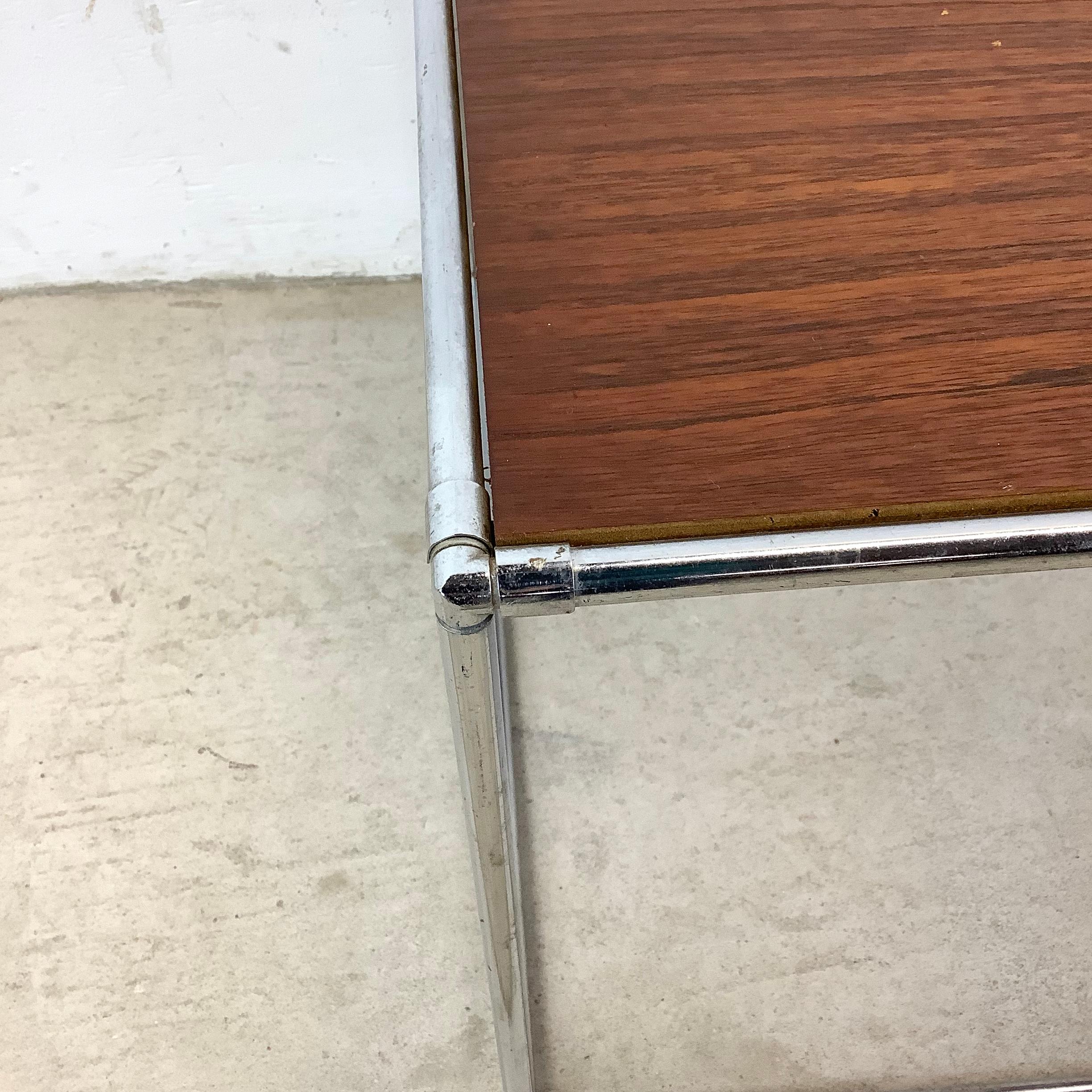 Métal Mid-Century Modern Side Table en vente