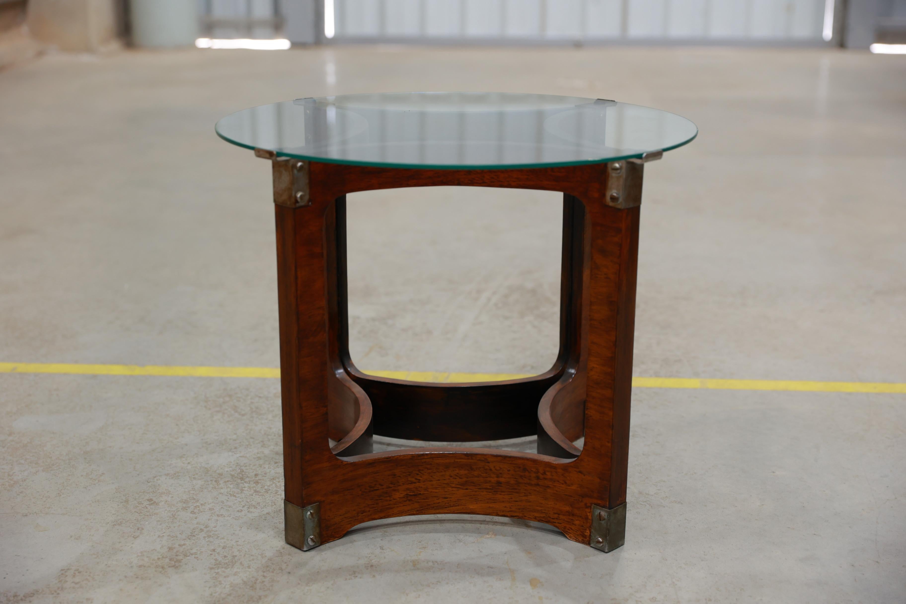 Brésilien Table d'appoint moderne du milieu du siècle en bois cintré et verre de Novo Rumo, années 1960, Brésil en vente