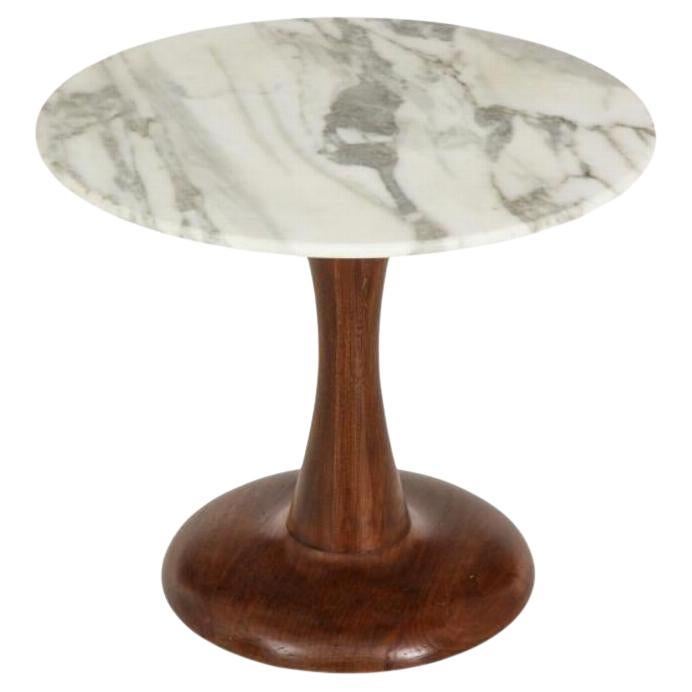 Table d'appoint Mid Century Modern, noyer et plateau en marbre.