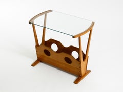 Mesa auxiliar moderna de mediados de siglo con revistero, de madera de fresno y cristal