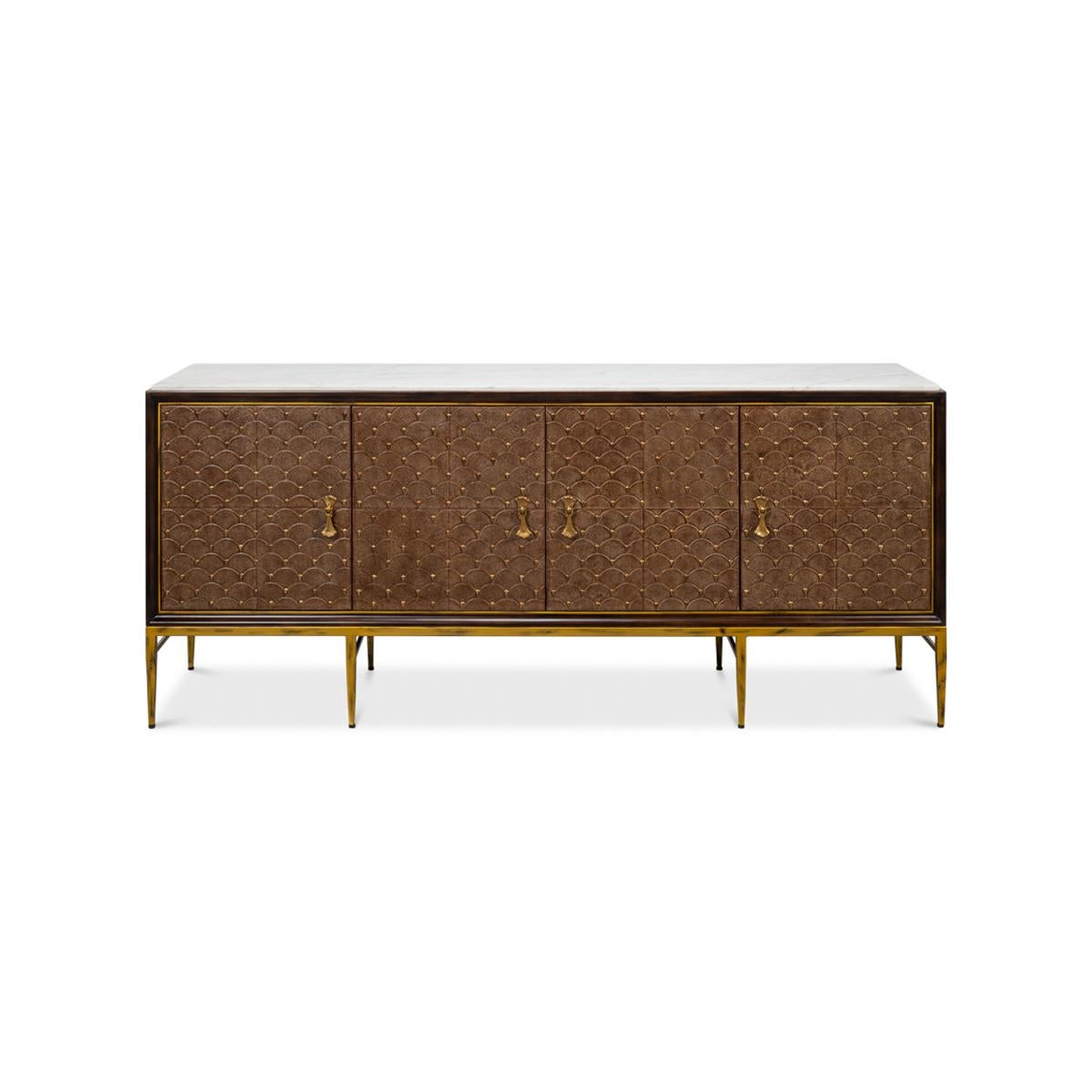 Questa credenza di ottima fattura è un esempio lampante di design moderno di metà secolo reimmaginato per il vivere contemporaneo. Il mobile è caratterizzato da tonalità ricche e scure contrastate dal piano in Marmo Satuario Italiano e da riflessi