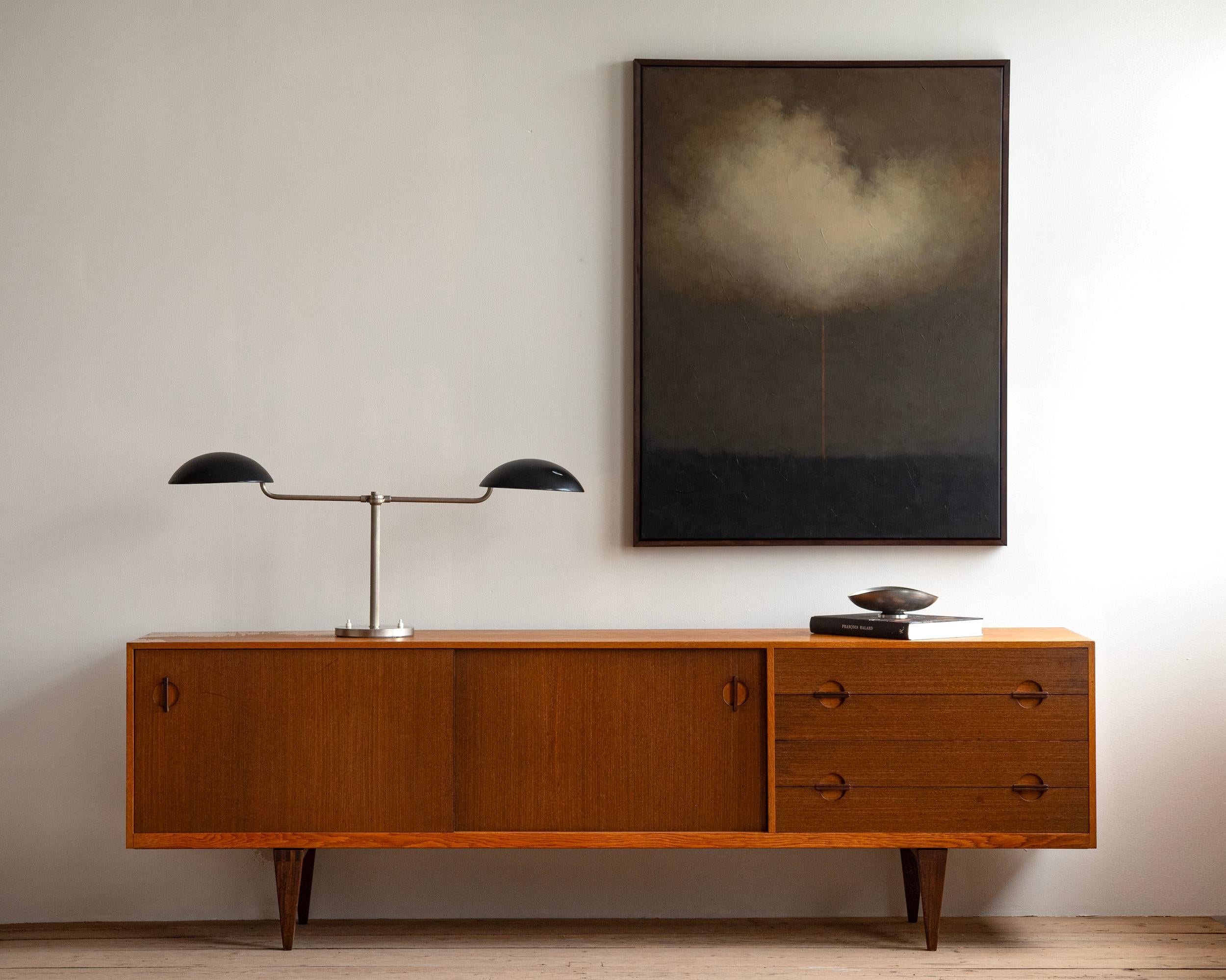 Credenza moderna di metà secolo di Erik Worts in quercia e wengé. 1960 circa, Danimarca.

Nato nel 1922, Wörts è stato un celebre produttore di mobili danese rinomato per la sua maestria artigianale e per i suoi design senza tempo. Attivo