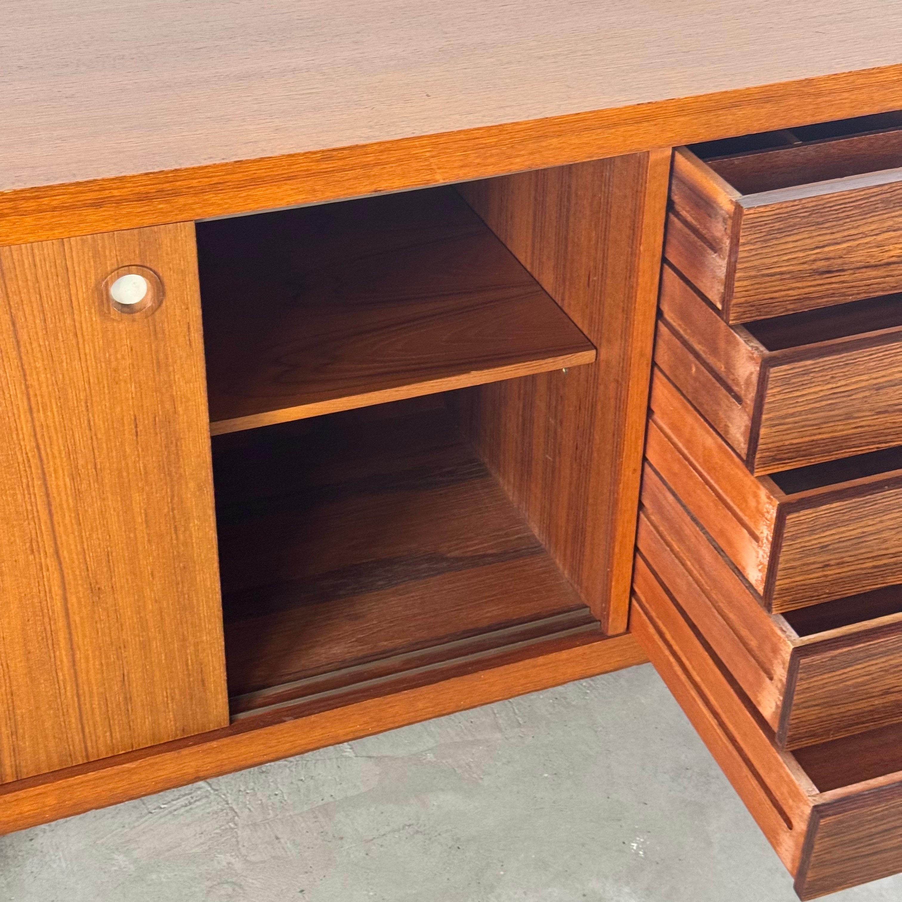 Enfilade moderne du milieu du siècle dernier de George Coslin pour 3V Arredamenti, Italie, années 1960 en vente 9
