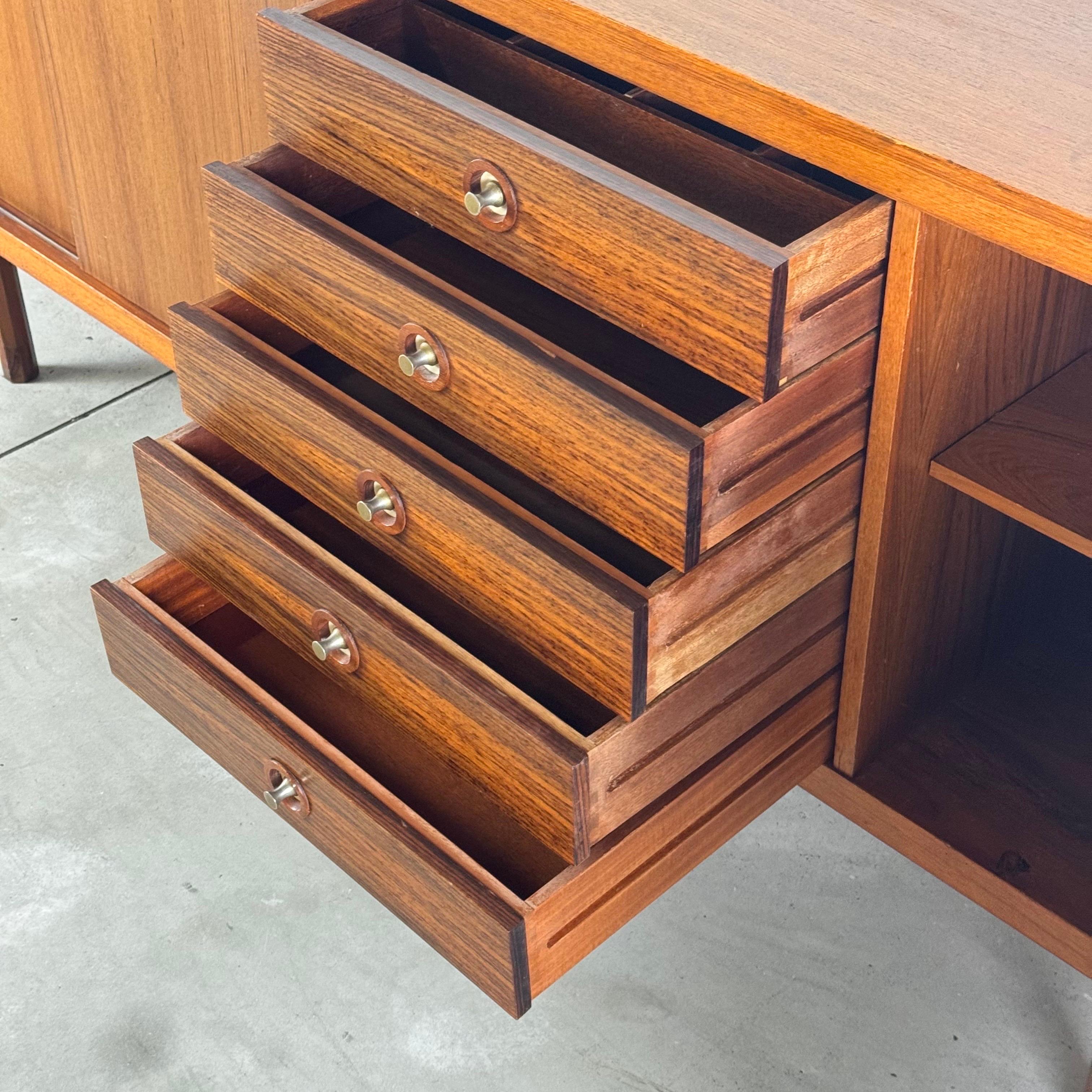 Enfilade moderne du milieu du siècle dernier de George Coslin pour 3V Arredamenti, Italie, années 1960 en vente 10