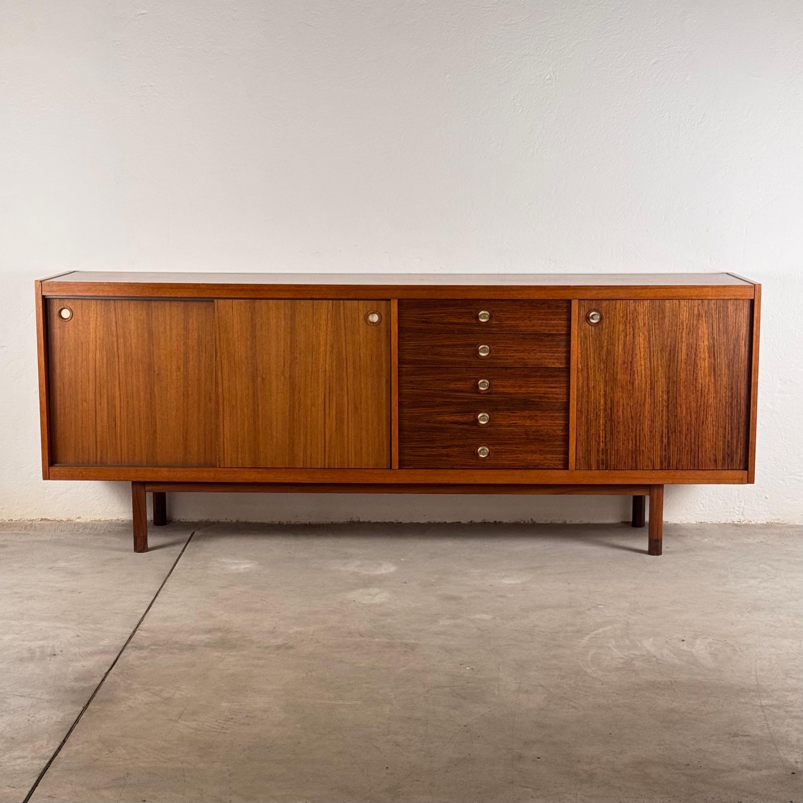 Ce buffet exquis, conçu par Georges Coslin en Italie dans les années 1960, est une véritable expression de l'artisanat italien du milieu du siècle. Caractérisé par une esthétique raffinée et intemporelle, il équilibre magistralement l'élégance et la