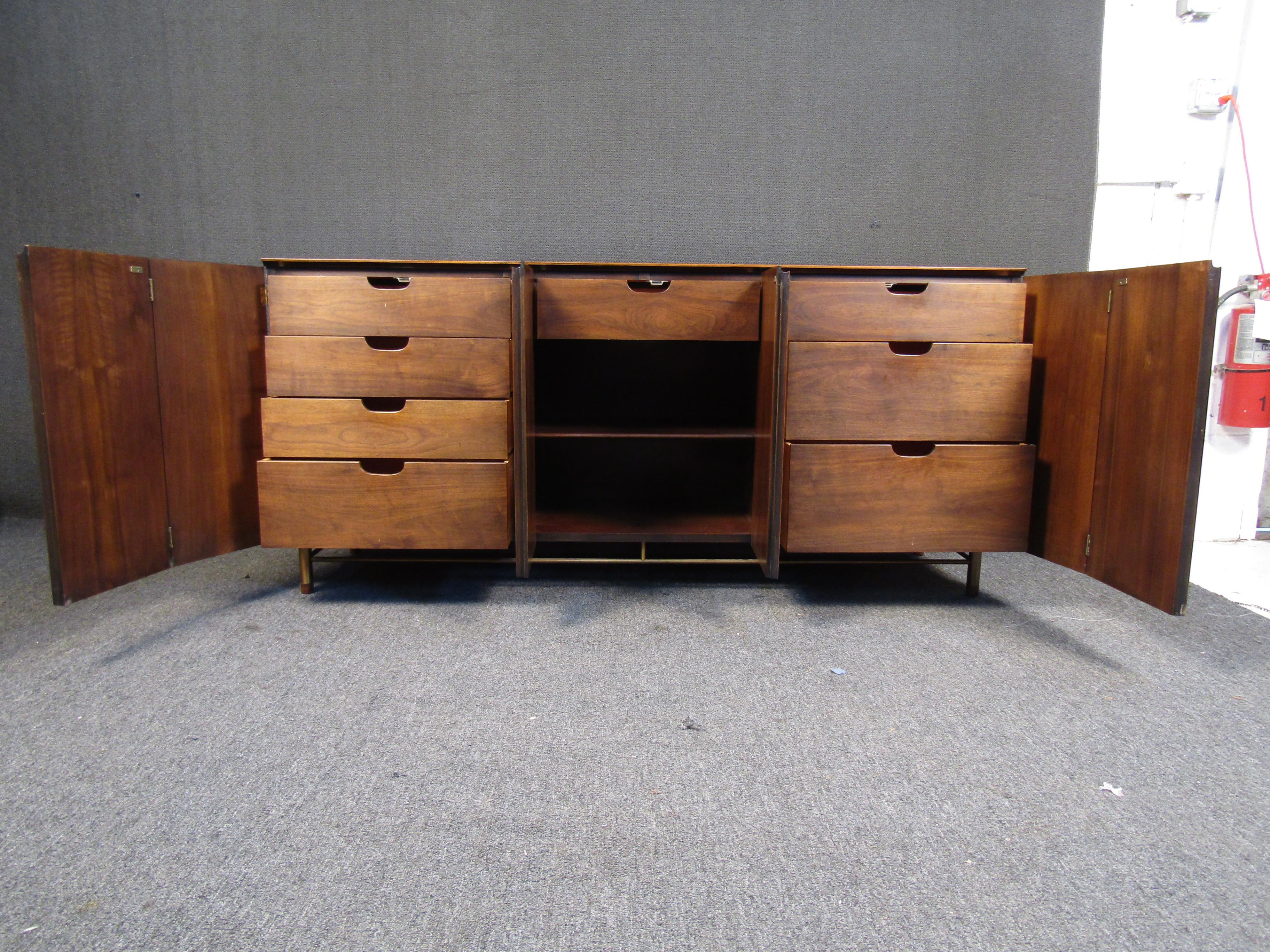 Américain Enfilade moderne du milieu du siècle dernier de Johnson Handley Furniture Co. en vente