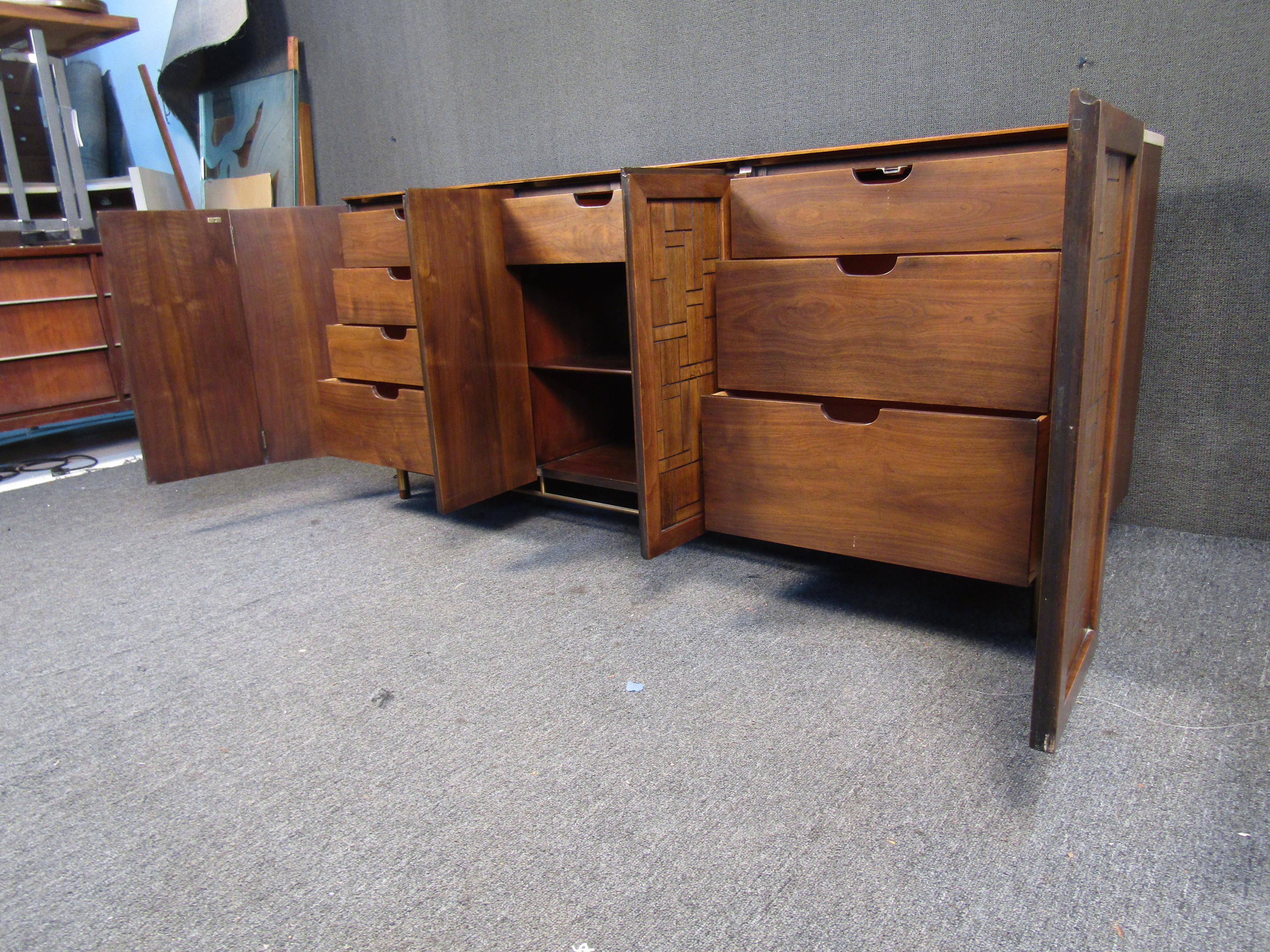 Enfilade moderne du milieu du siècle dernier de Johnson Handley Furniture Co. Bon état - En vente à Brooklyn, NY