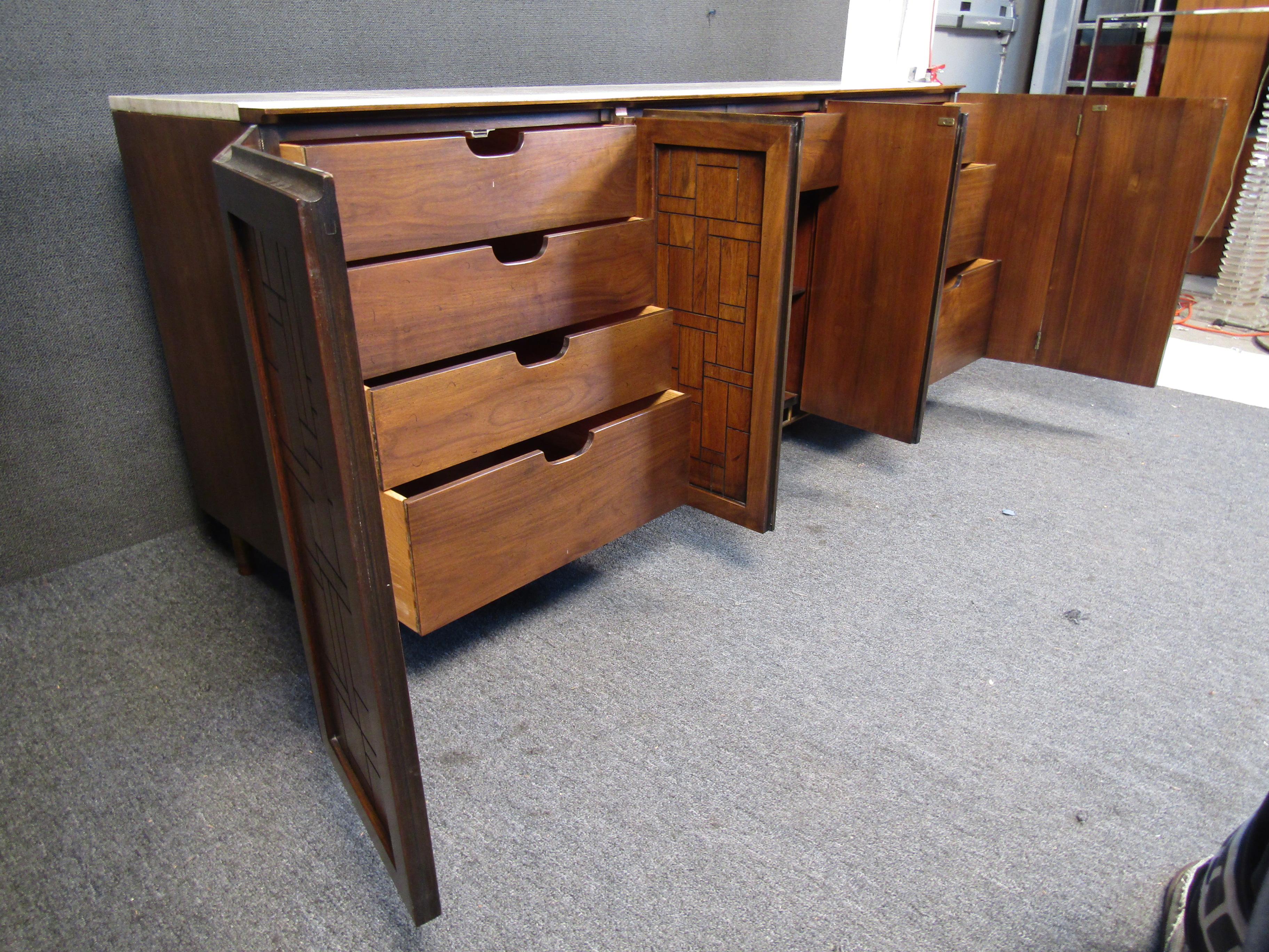 20ième siècle Enfilade moderne du milieu du siècle dernier de Johnson Handley Furniture Co. en vente