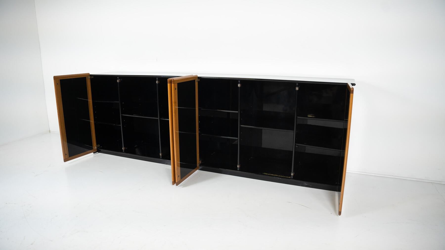 Verniciato Credenza moderna di metà secolo di Tobia Scarpa, anni '70 in vendita