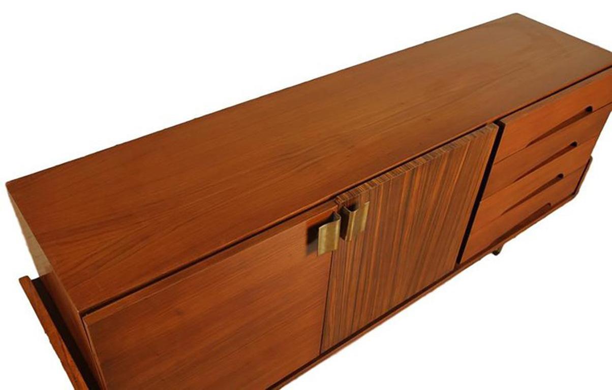 Mid-Century Modern sideboard by Vittorio Dassi, Milan (the Cradle of Modernity) in rosewood and teak, bronze hardware and sabots, Italian, circa 1960. 

Measures: H 28, W 68, D 18.
 