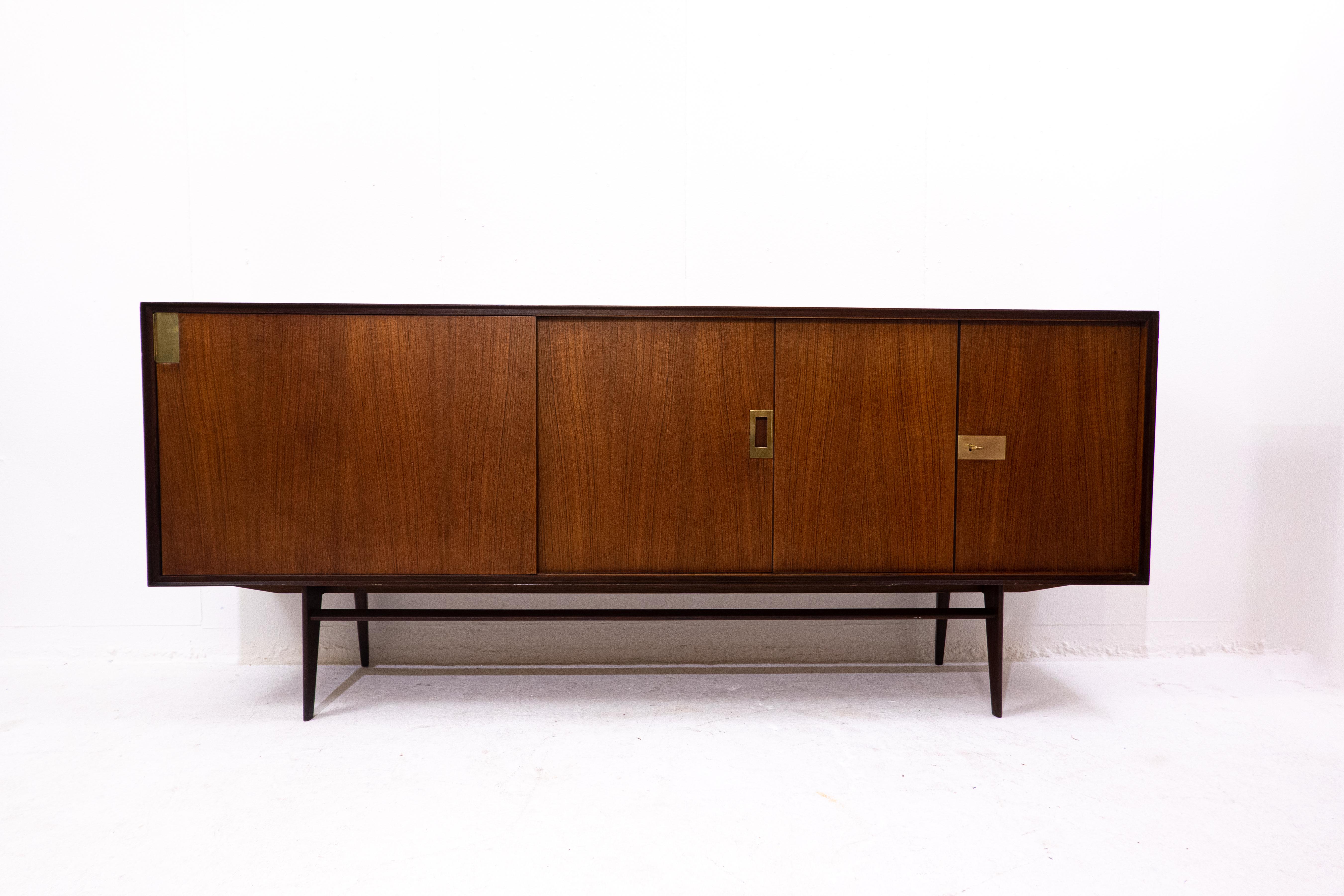 Modernes Sideboard aus der Mitte des Jahrhunderts von Vittorio Dassi, Italien, 1950er Jahre (Moderne der Mitte des Jahrhunderts) im Angebot