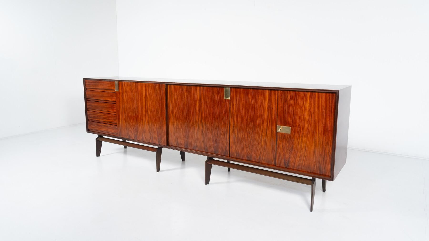 Legno Credenza moderna di metà secolo di Vittorio Dassi, Italia, anni '50 in vendita