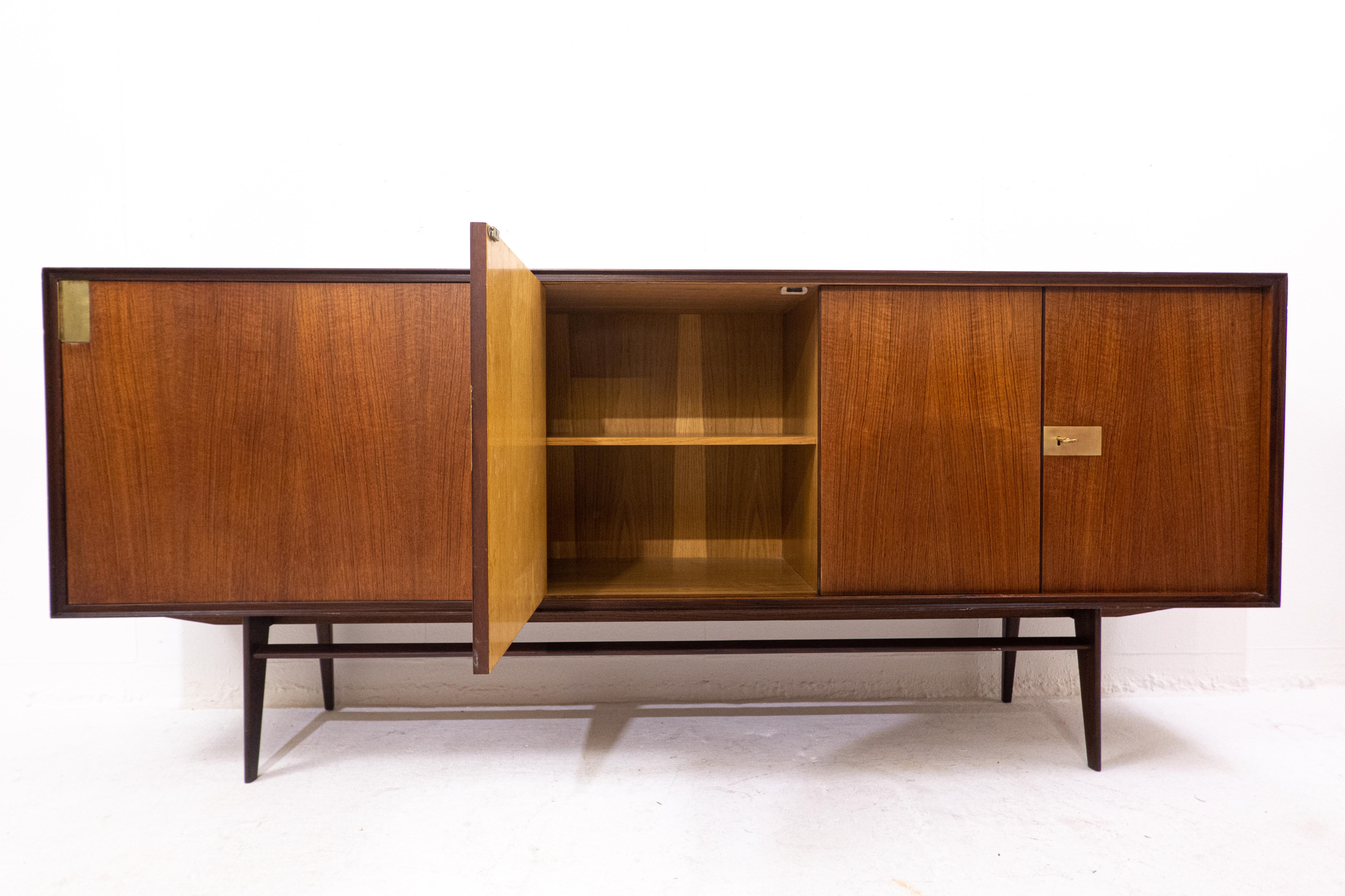 Modernes Sideboard aus der Mitte des Jahrhunderts von Vittorio Dassi, Italien, 1950er Jahre (Holz) im Angebot