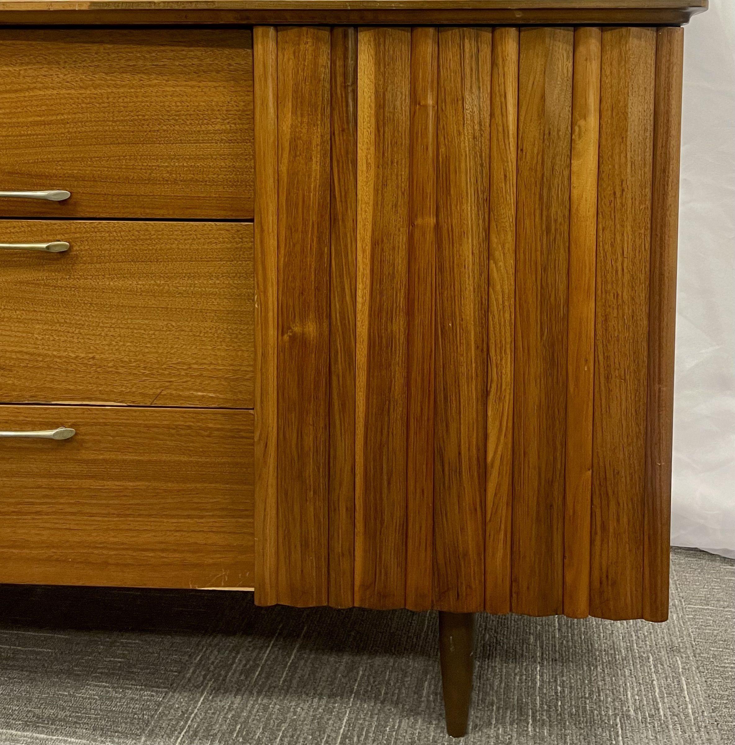 Mid-Century Modern Sideboard, Dresser, Attached Mirror, Bedroom Set In Good Condition For Sale In Stamford, CT