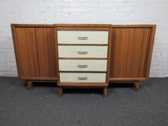 Buffet moderne du milieu du siècle avec plaque de cheminée intégrée