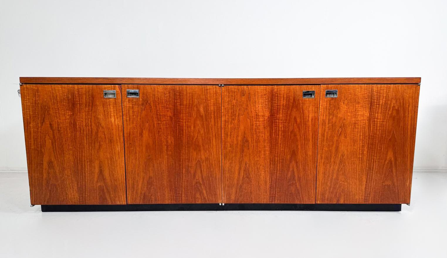Europeo Credenza moderna di metà secolo in vendita