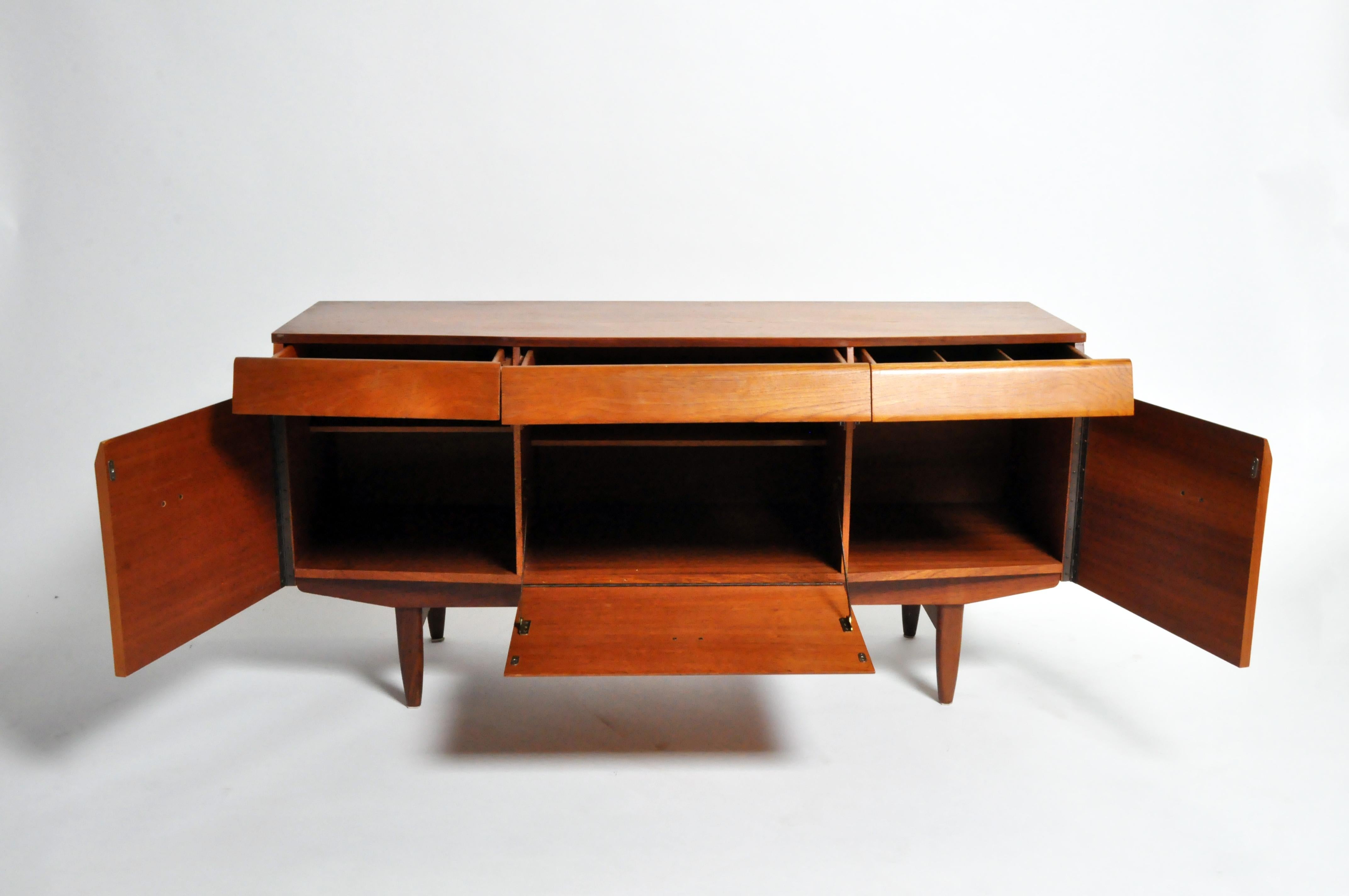 Mid-Century Modern Sideboard In Good Condition In Chicago, IL