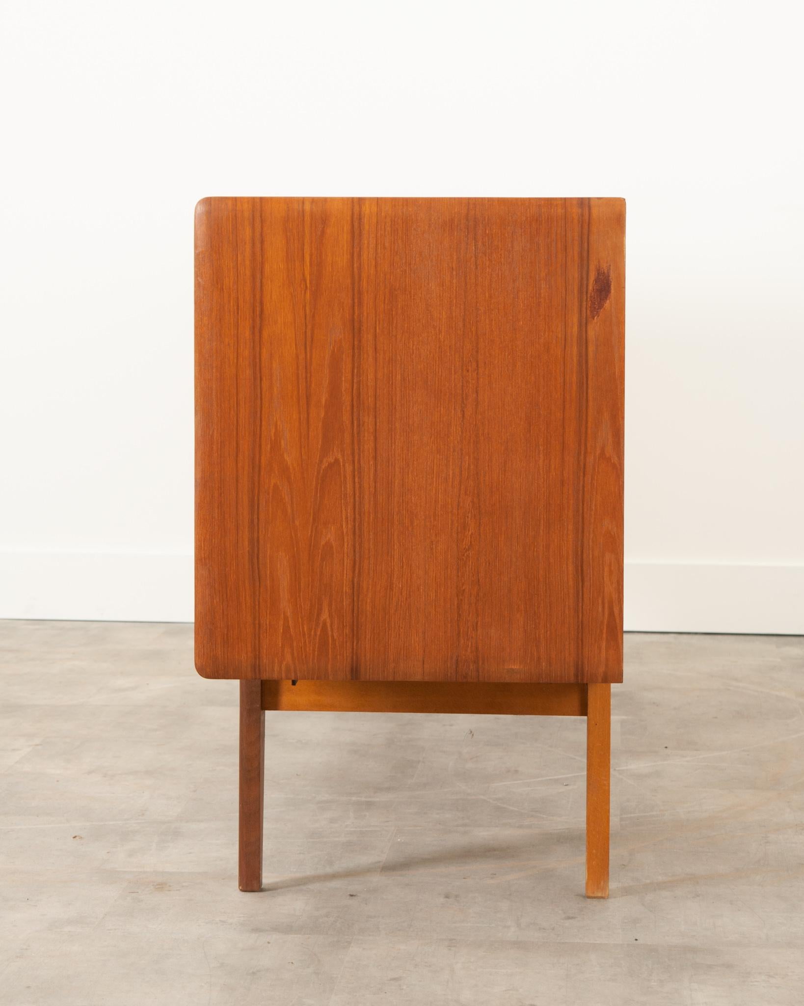 Mid Century Modern Sideboard For Sale 1
