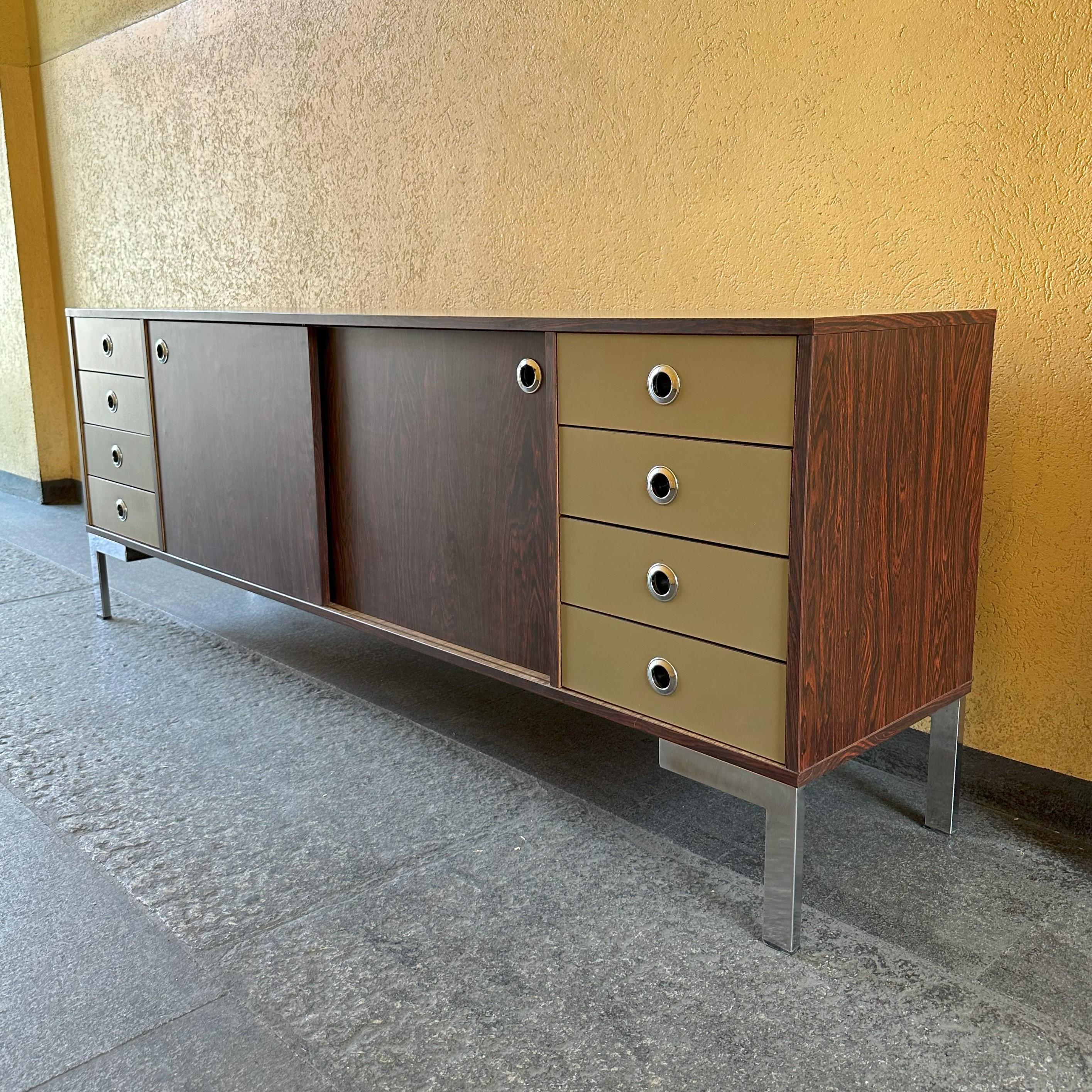 Midcentury-Modern Sideboard in Laminate '70 , Italian Manufacture In Good Condition For Sale In Milan, IT