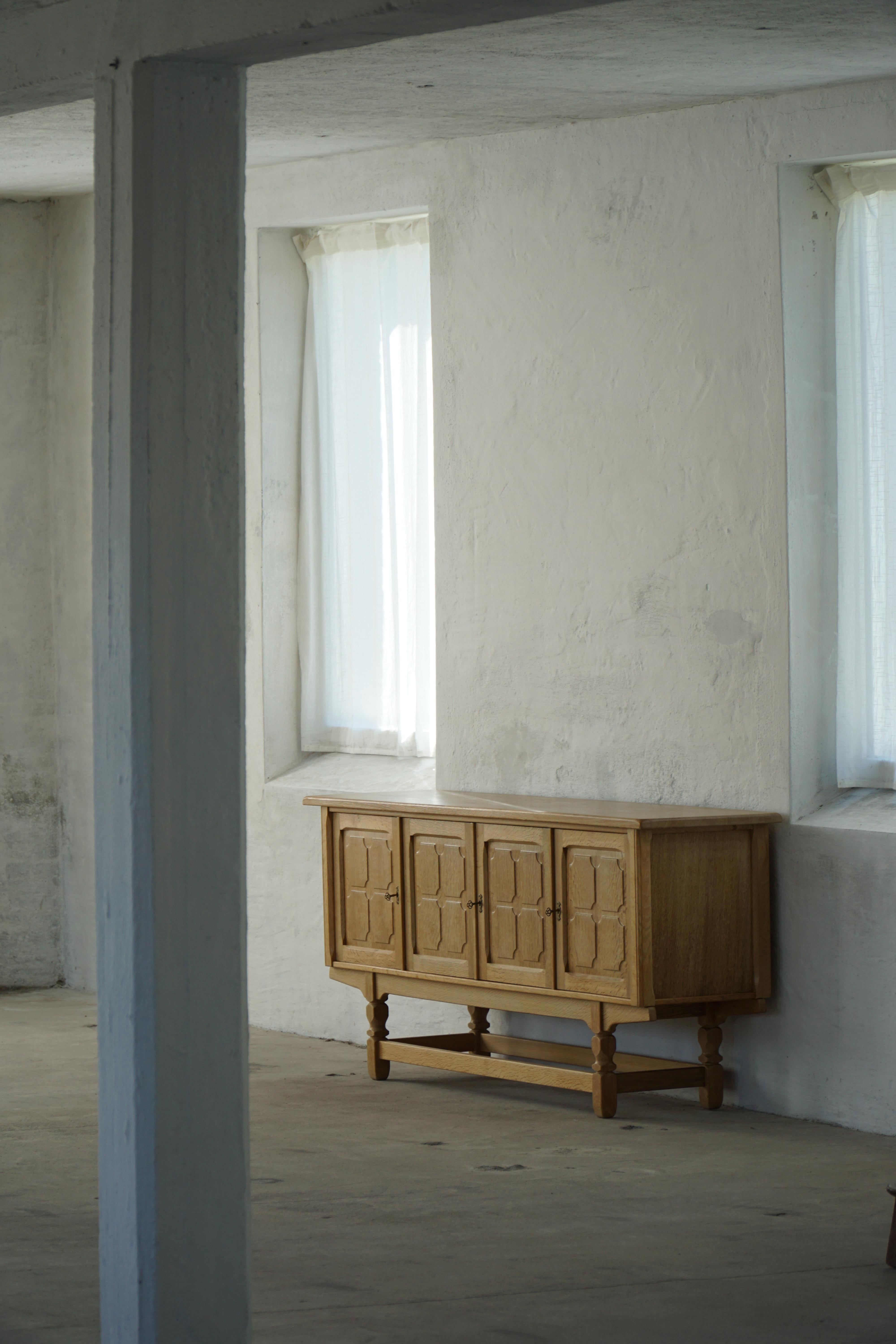 Credenza moderna di metà secolo in Oak, realizzata da un ebanista danese negli anni '60 in vendita 7
