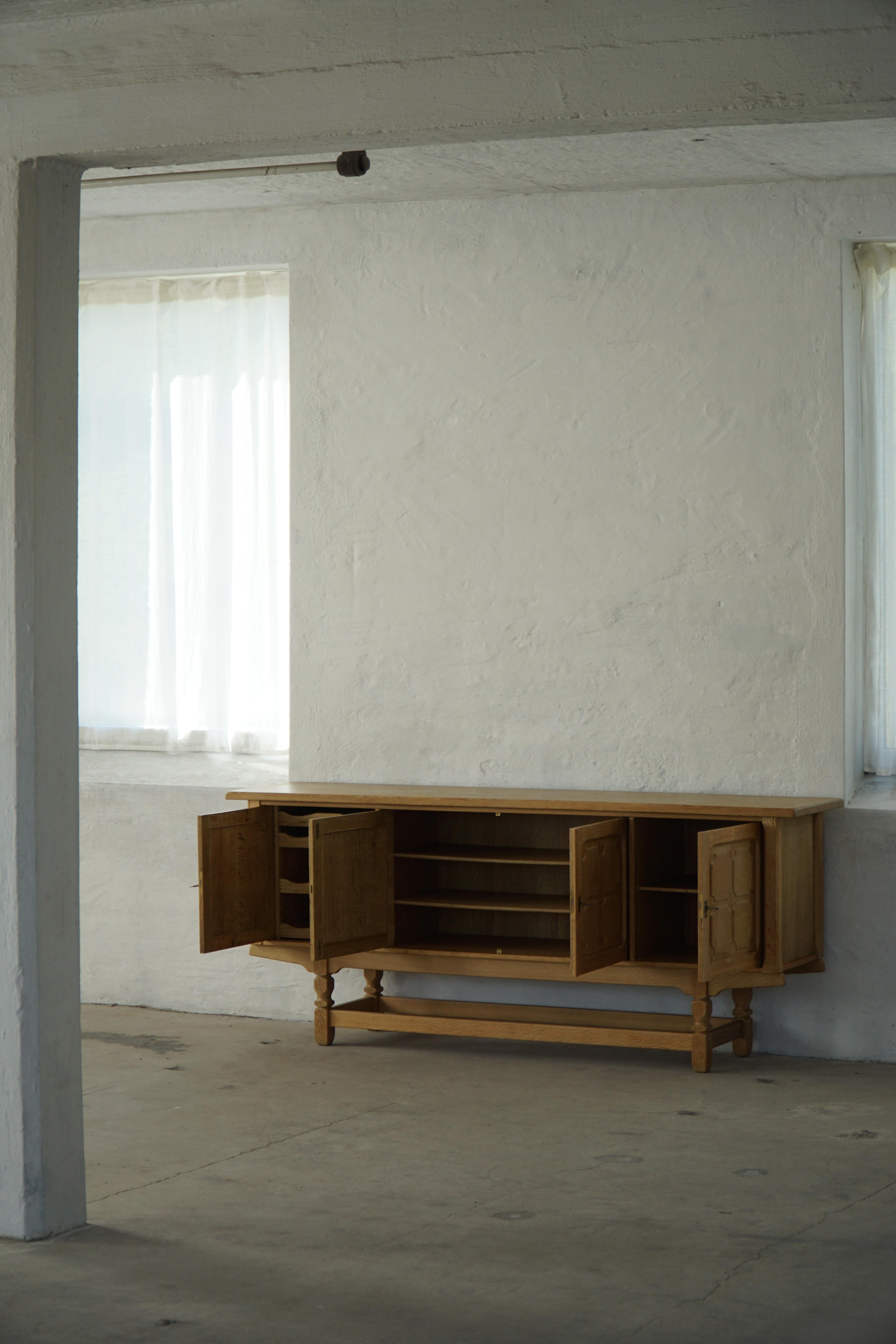 Credenza moderna di metà secolo in Oak, realizzata da un ebanista danese negli anni '60 in vendita 8