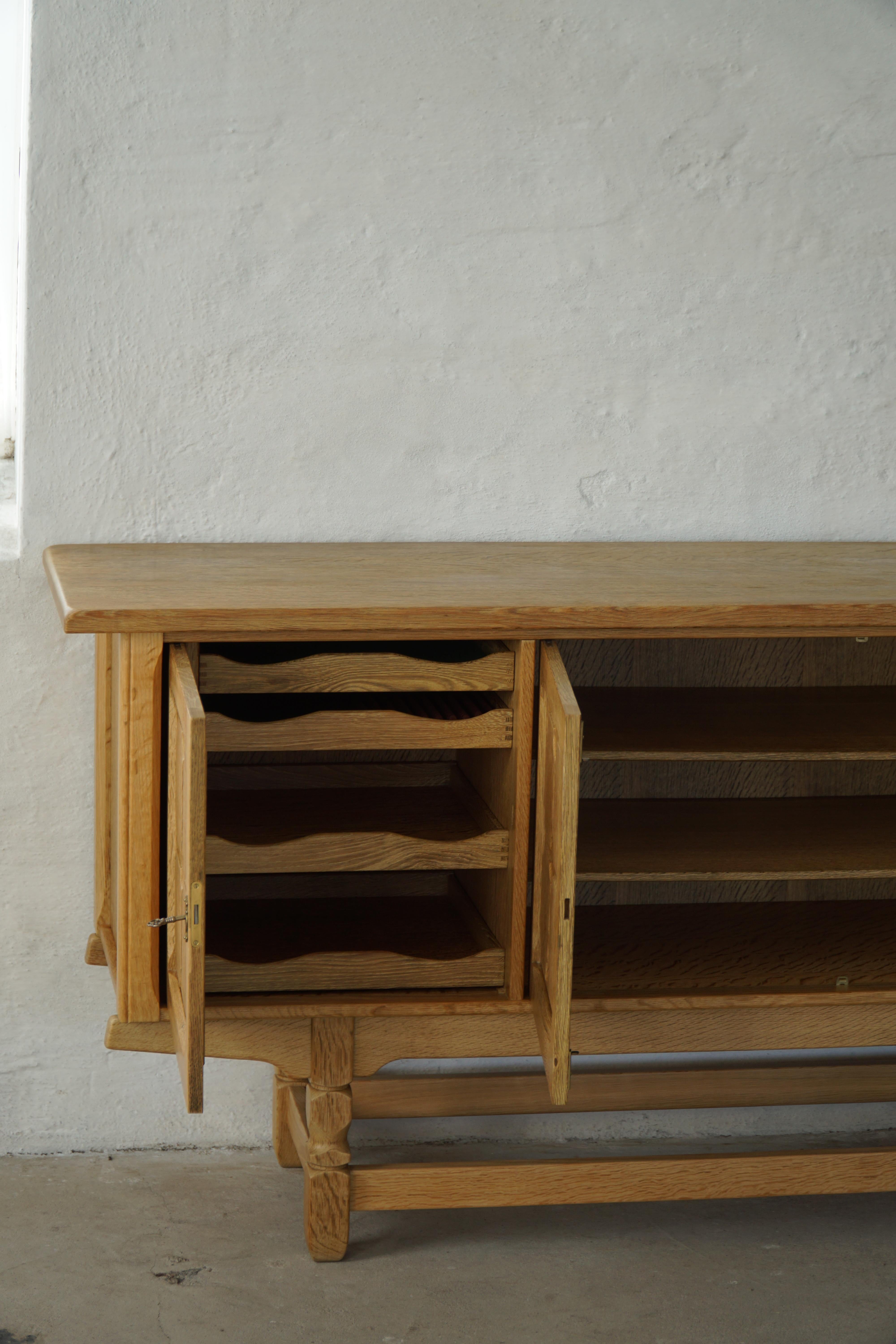 Credenza moderna di metà secolo in Oak, realizzata da un ebanista danese negli anni '60 in vendita 10