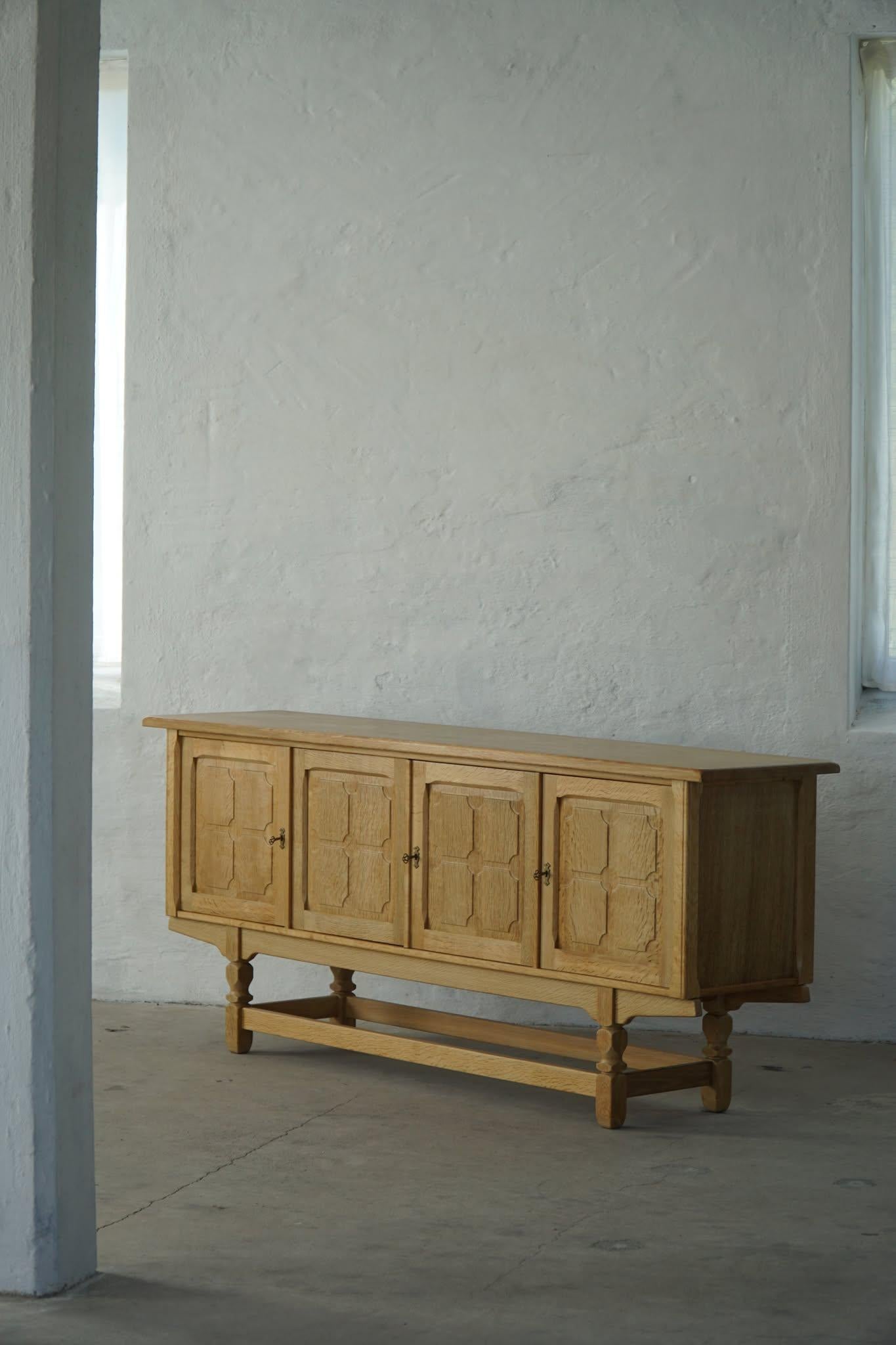 Credenza moderna di metà secolo in Oak, realizzata da un ebanista danese negli anni '60 in vendita 11