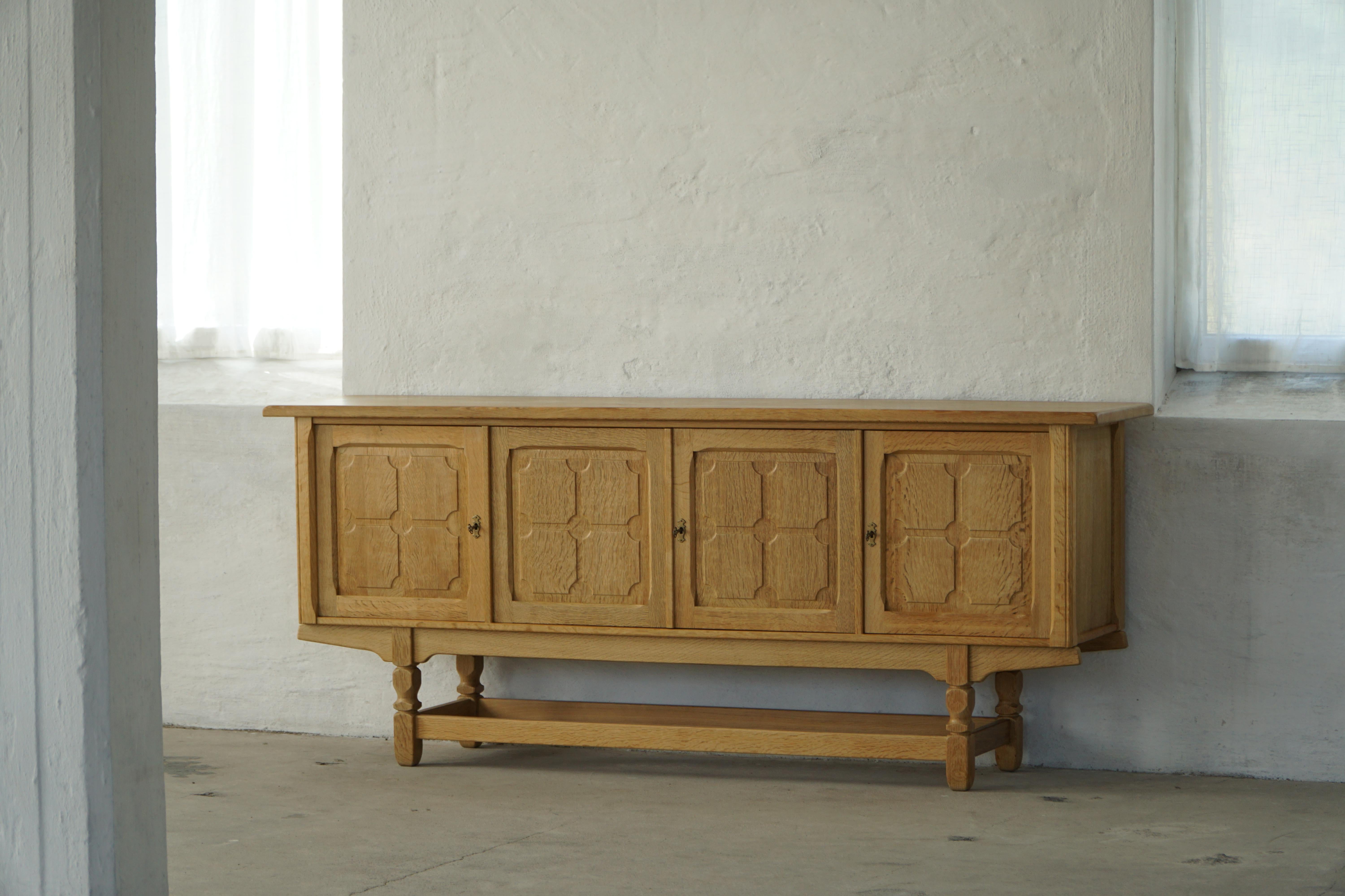 Una grande credenza/armadio classico rettangolare in quercia con un ampio spazio di archiviazione e un raffinato design intagliato sul davanti. Realizzato da un ebanista danese negli anni '1960. 
Questo pezzo è in ottime condizioni vintage.

Questa