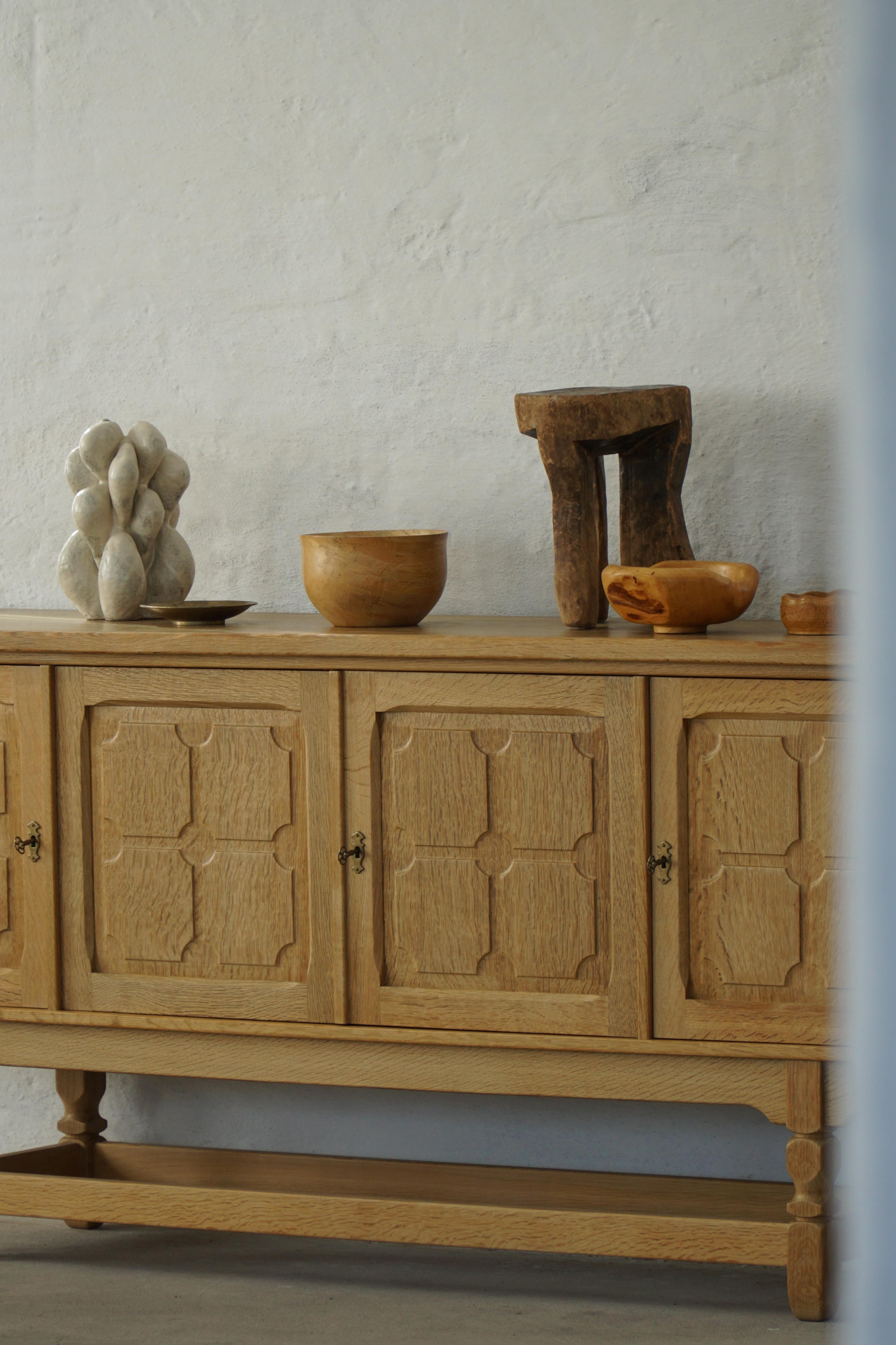 Mid-Century moderno Credenza moderna di metà secolo in Oak, realizzata da un ebanista danese negli anni '60 in vendita