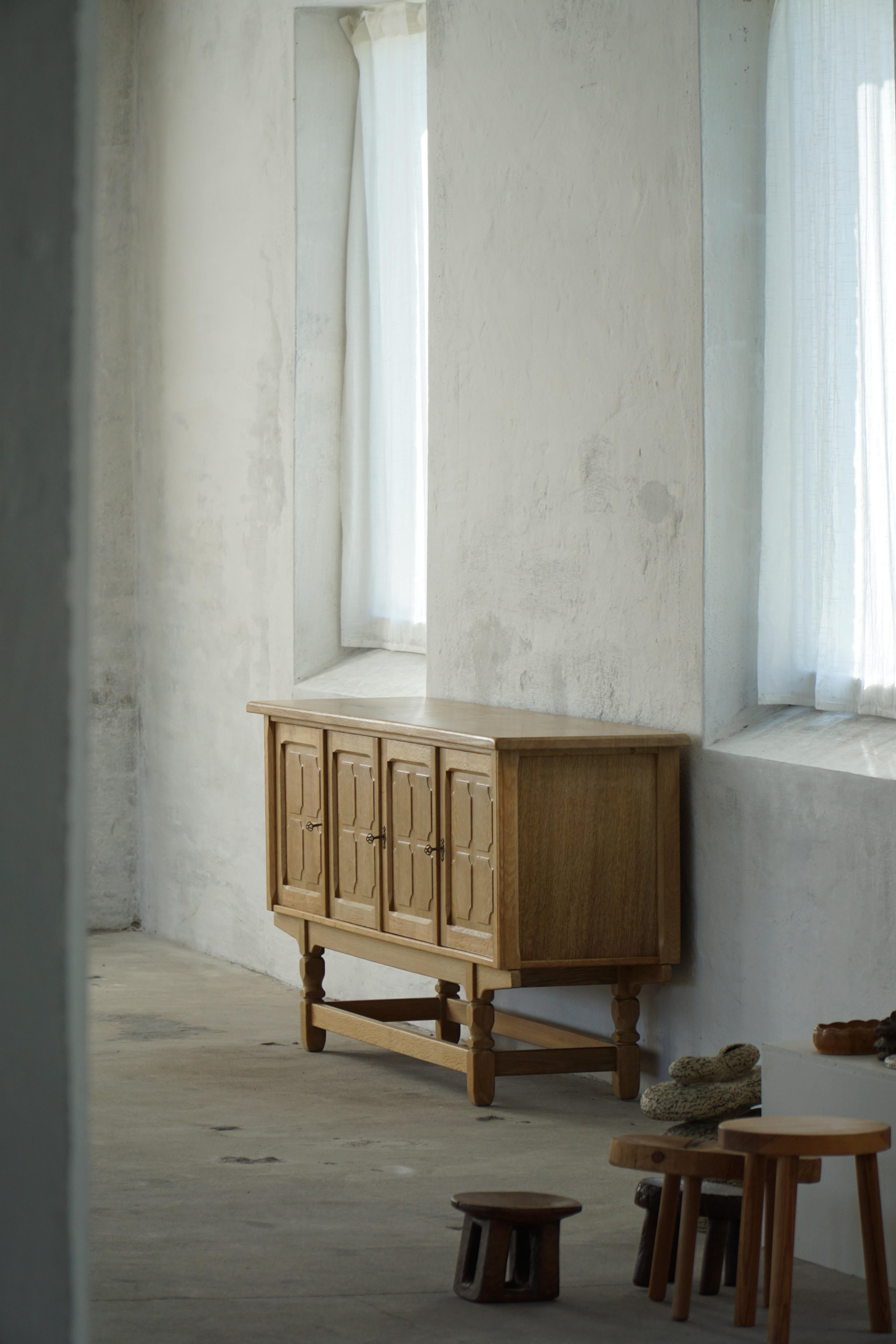 Danese Credenza moderna di metà secolo in Oak, realizzata da un ebanista danese negli anni '60 in vendita