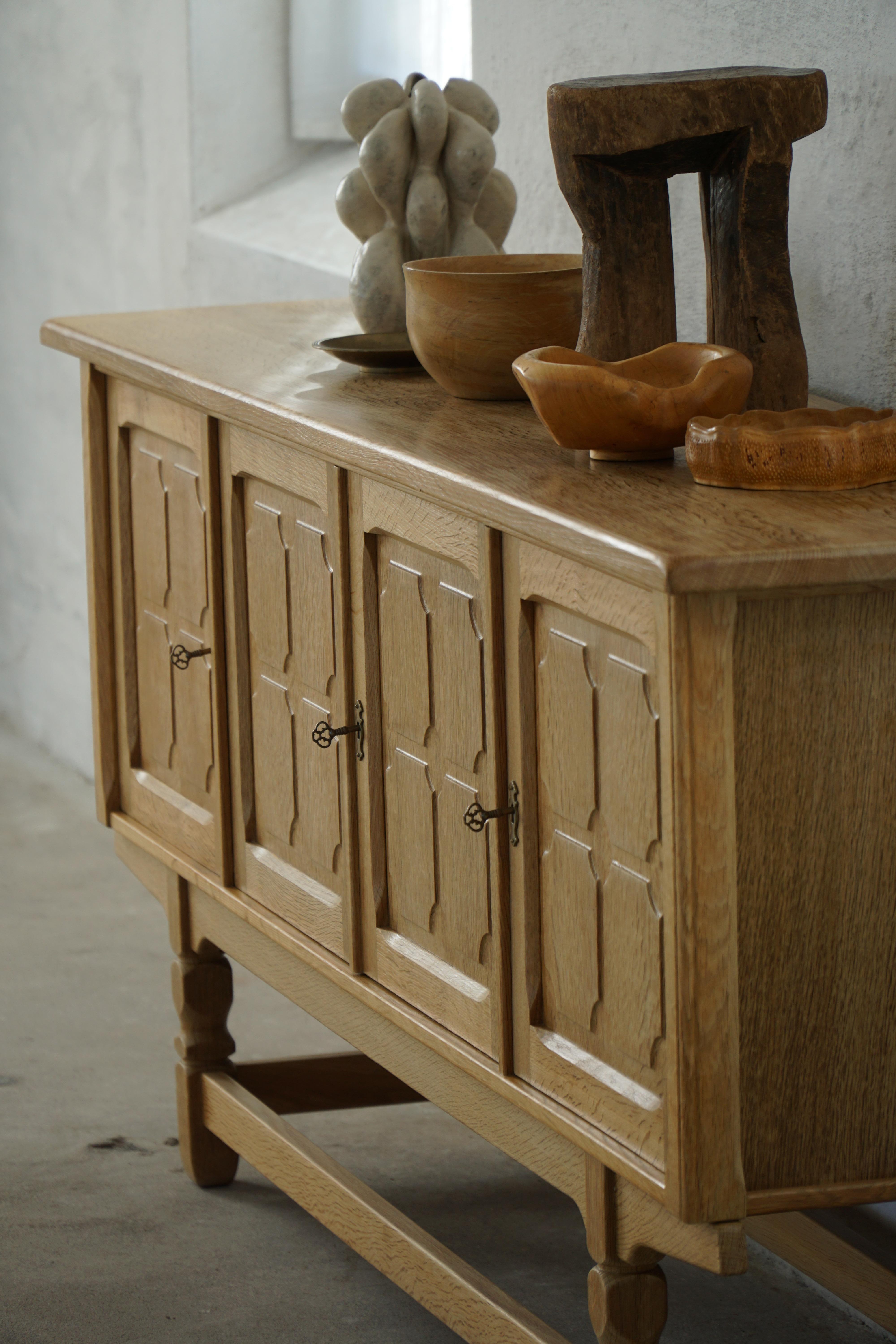 Credenza moderna di metà secolo in Oak, realizzata da un ebanista danese negli anni '60 In condizioni buone in vendita a Odense, DK