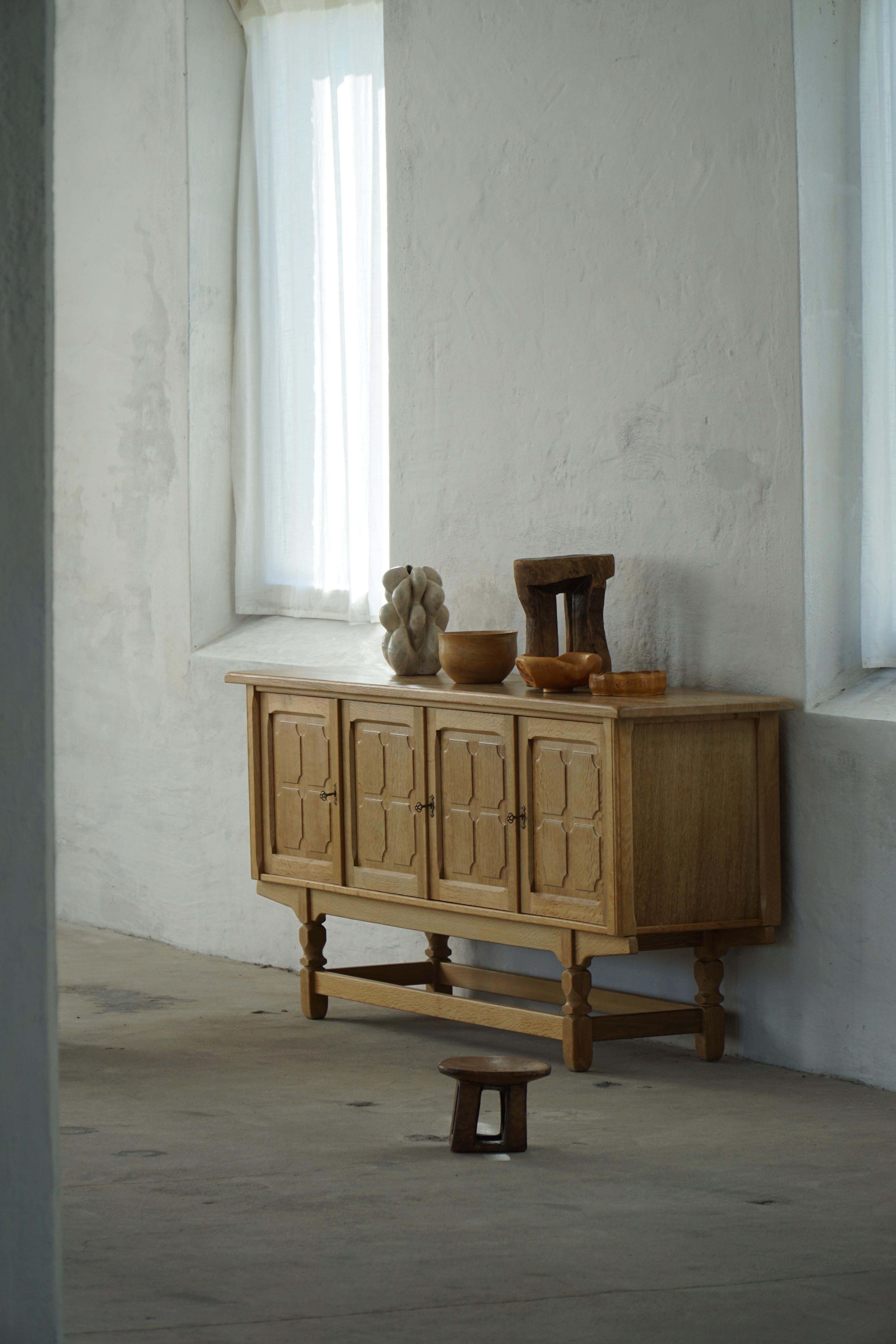 XX secolo Credenza moderna di metà secolo in Oak, realizzata da un ebanista danese negli anni '60 in vendita