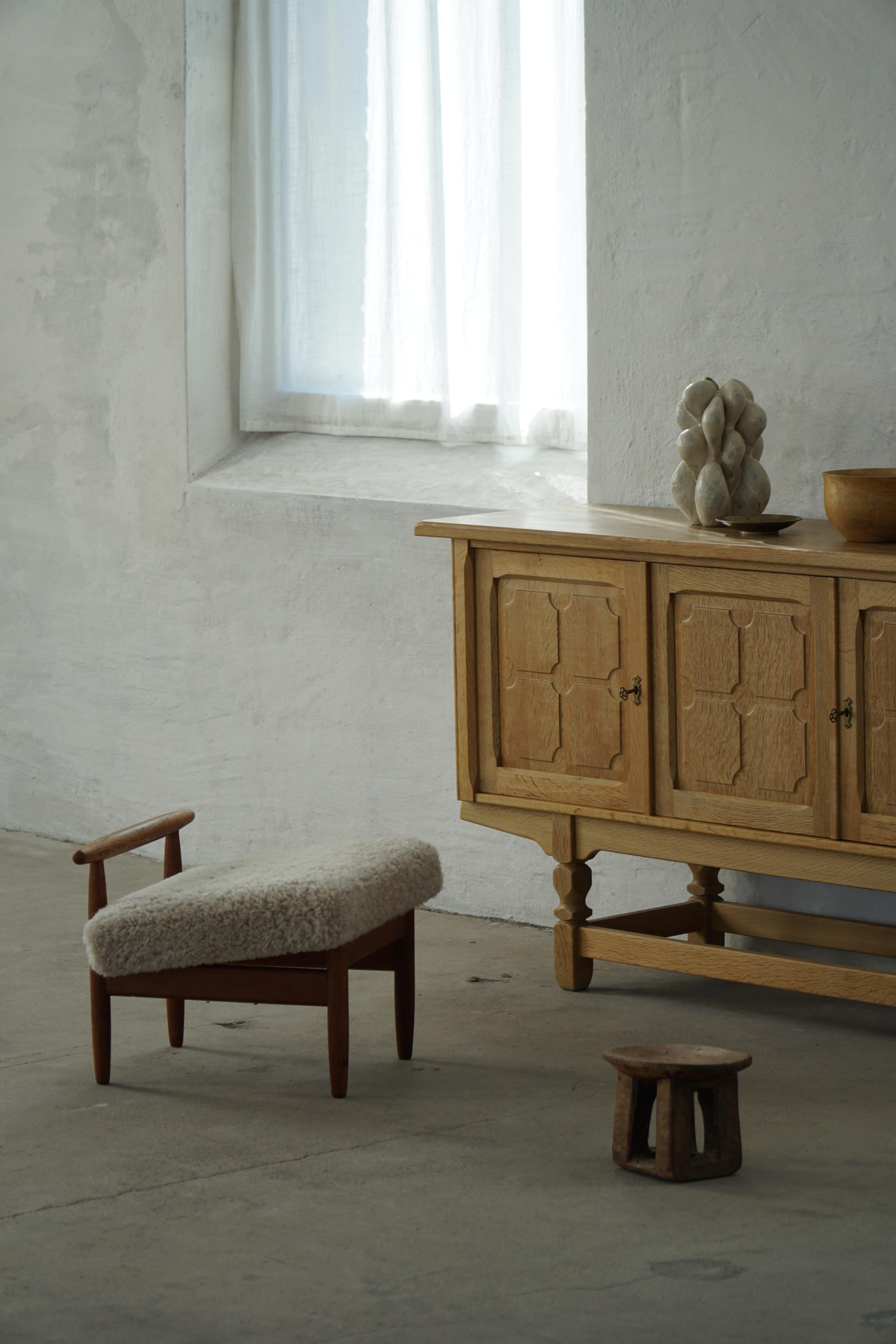 Quercia Credenza moderna di metà secolo in Oak, realizzata da un ebanista danese negli anni '60 in vendita