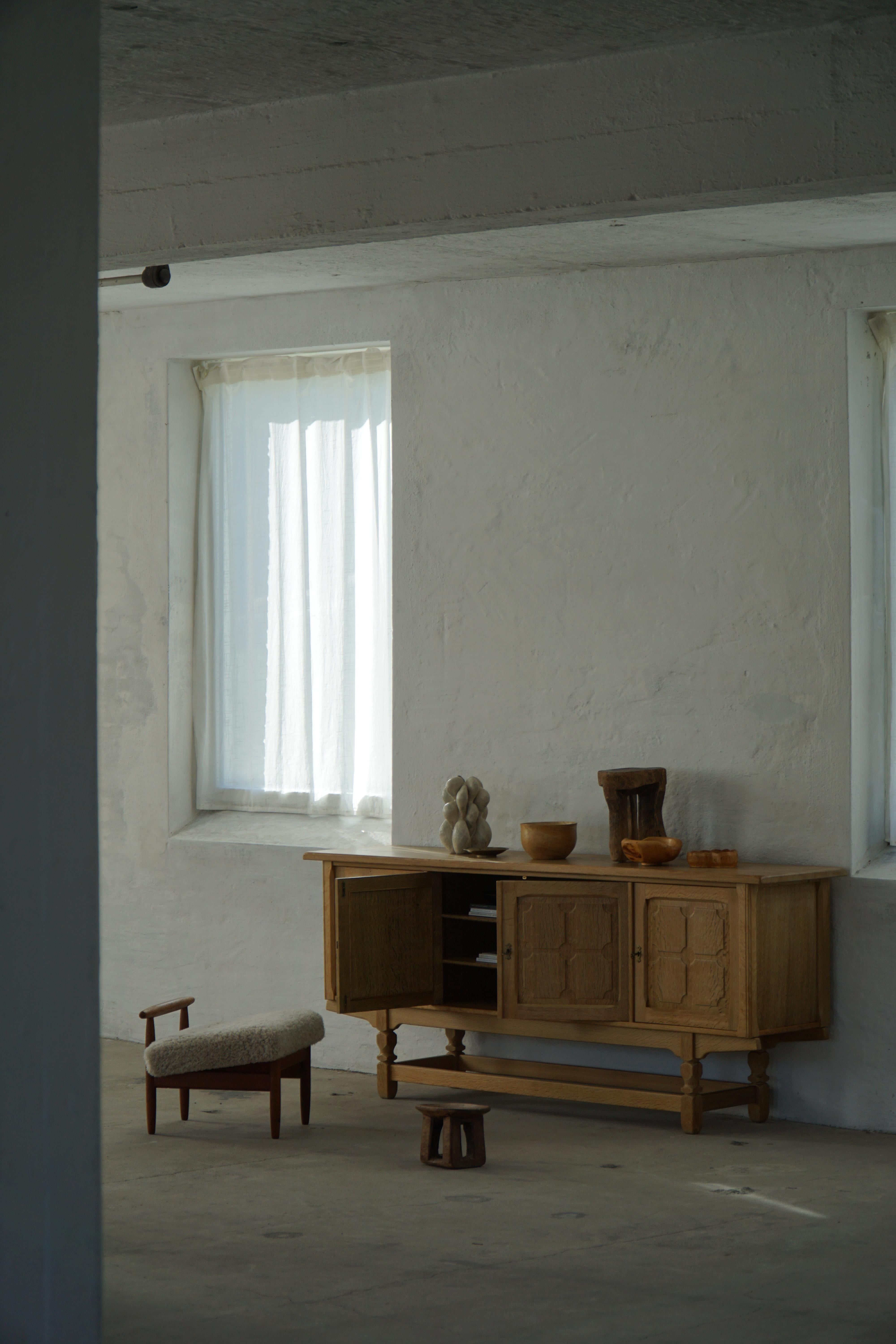 Credenza moderna di metà secolo in Oak, realizzata da un ebanista danese negli anni '60 in vendita 1
