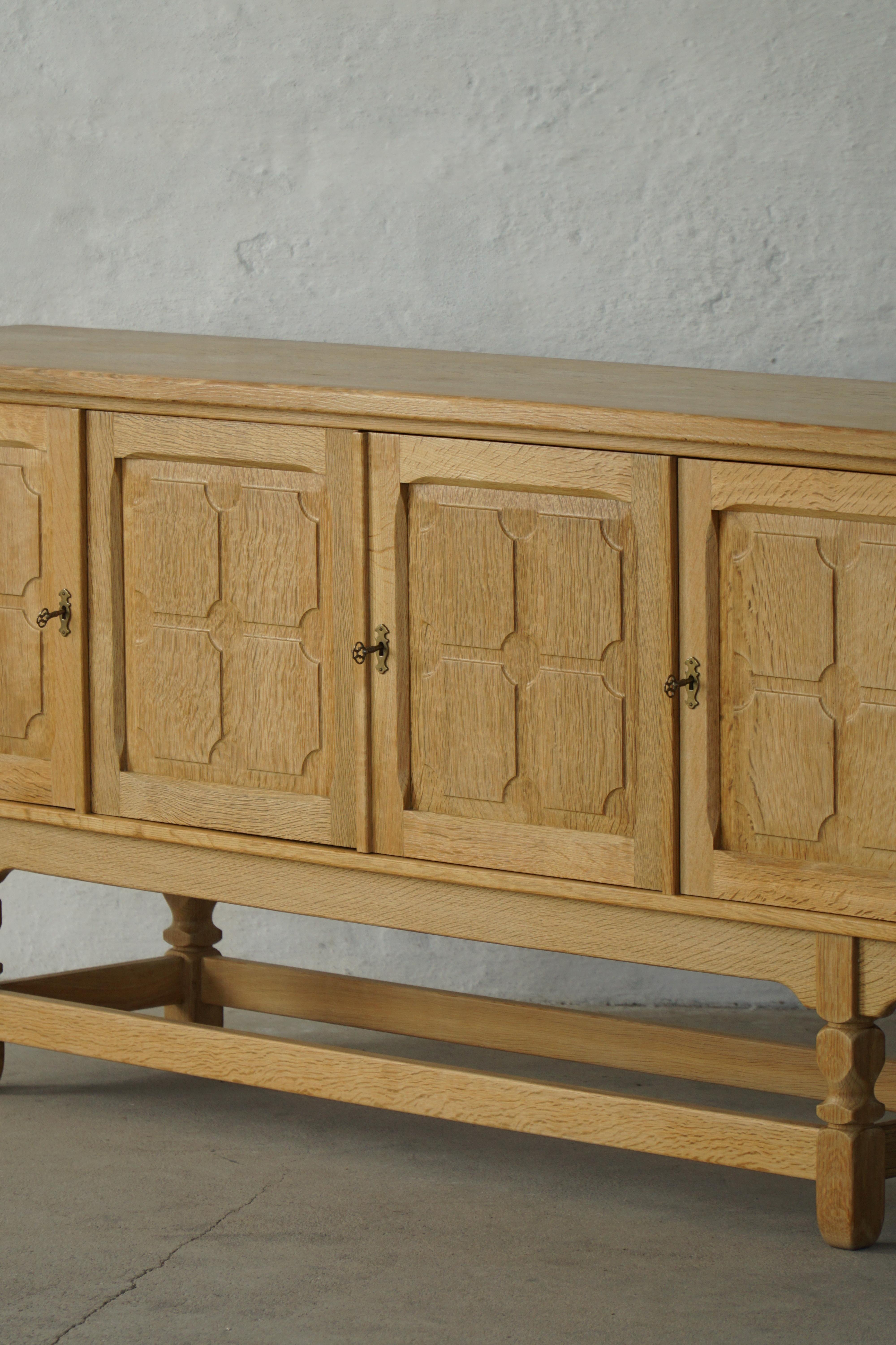 Credenza moderna di metà secolo in Oak, realizzata da un ebanista danese negli anni '60 in vendita 2