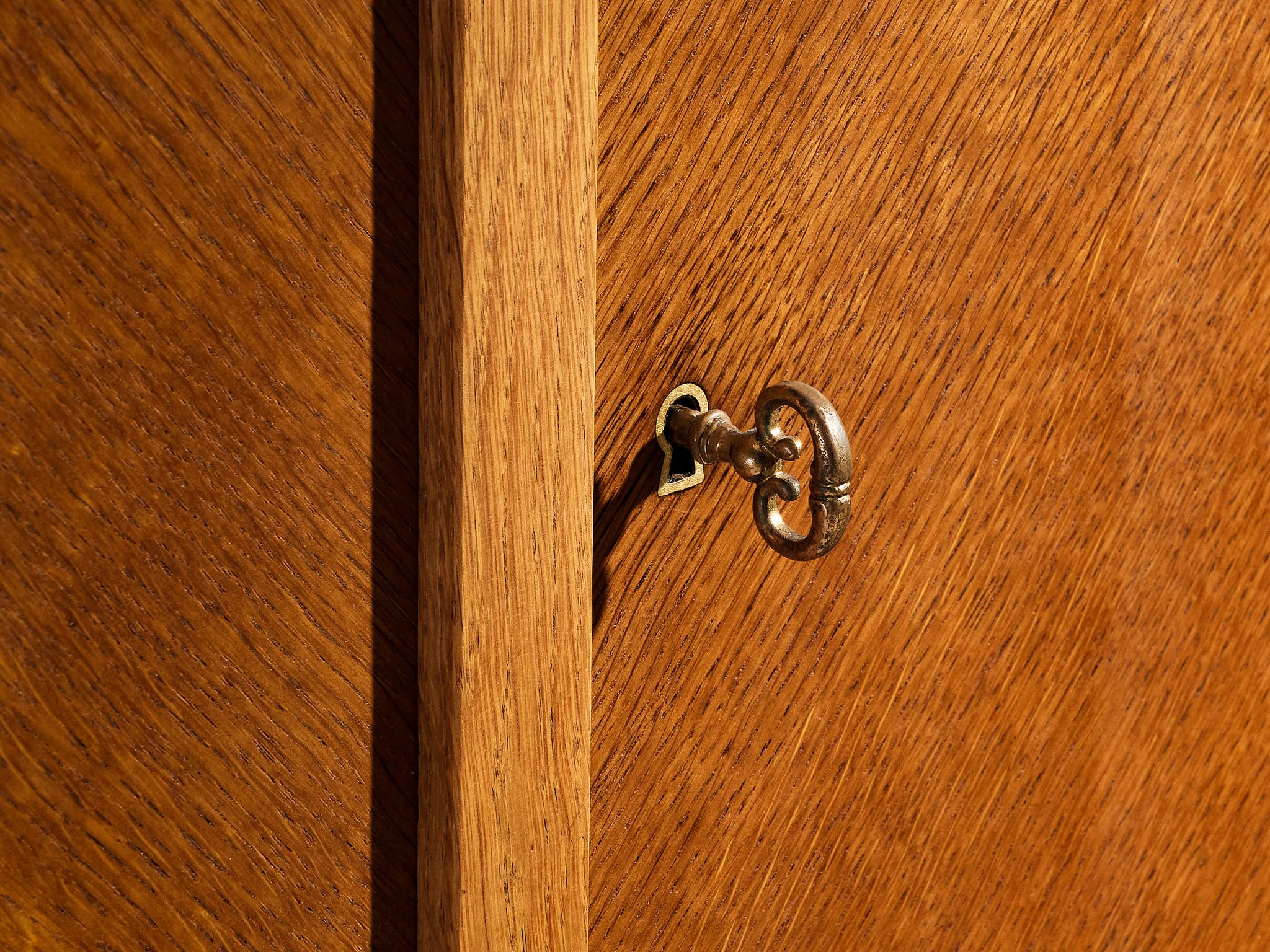 Credenza moderna di metà secolo in Oak con dettagli geometrici in pelle in vendita 3