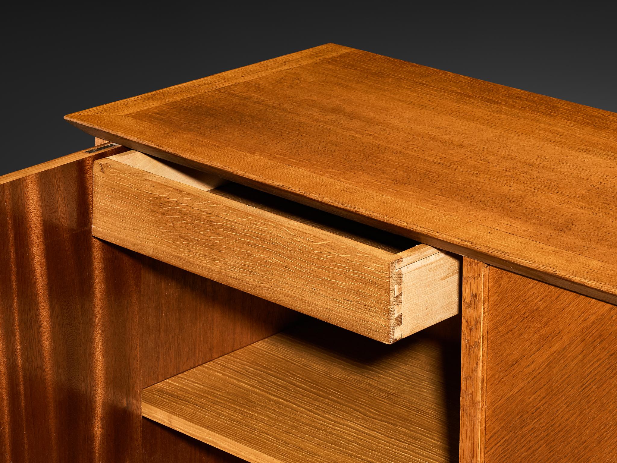 Credenza moderna di metà secolo in Oak con dettagli geometrici in pelle in vendita 4