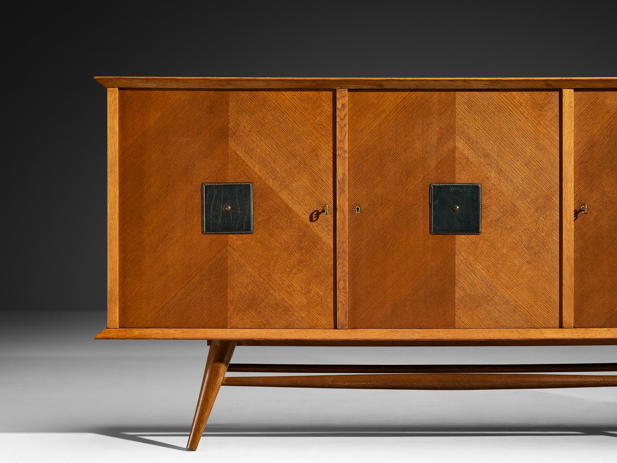 Europeo Credenza moderna di metà secolo in Oak con dettagli geometrici in pelle in vendita