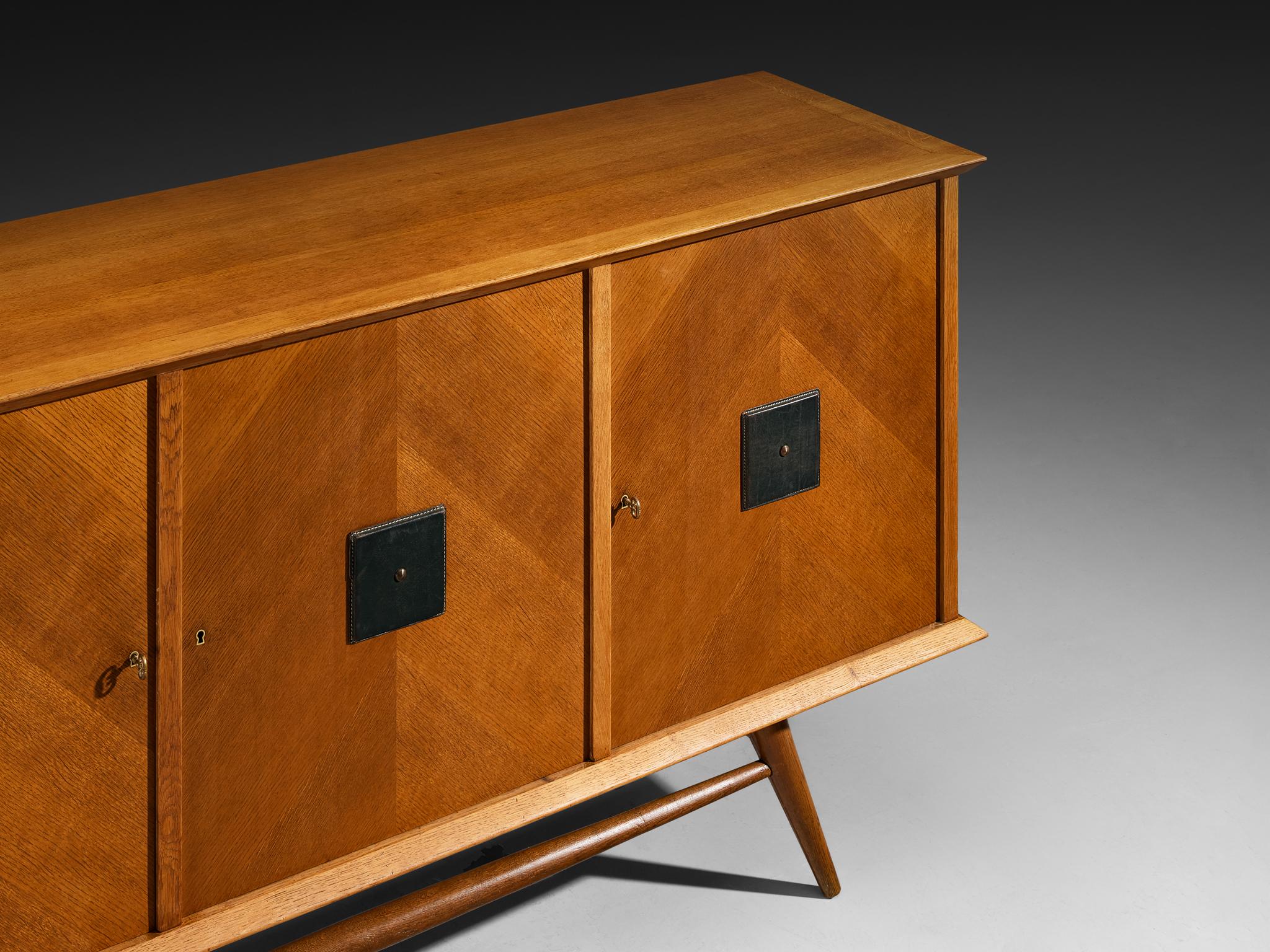 Metà XX secolo Credenza moderna di metà secolo in Oak con dettagli geometrici in pelle in vendita