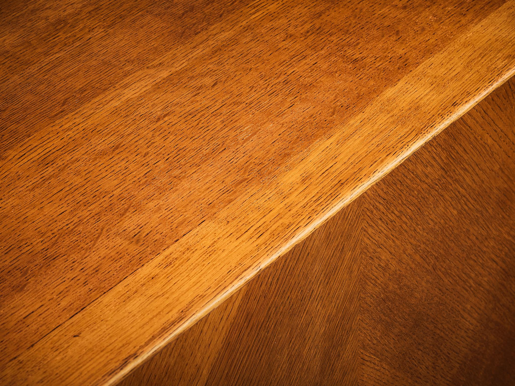 Pelle Credenza moderna di metà secolo in Oak con dettagli geometrici in pelle in vendita