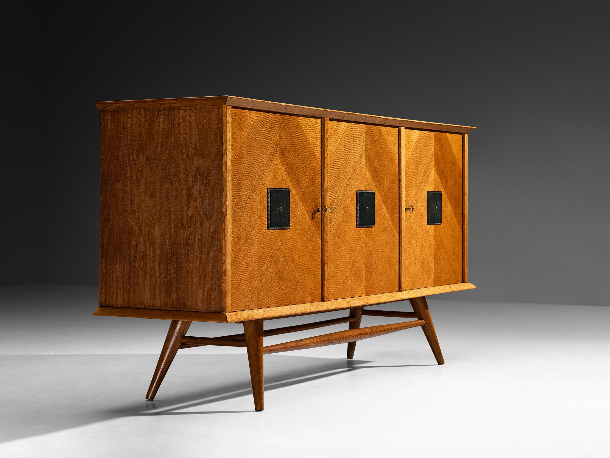 Credenza moderna di metà secolo in Oak con dettagli geometrici in pelle in vendita 1