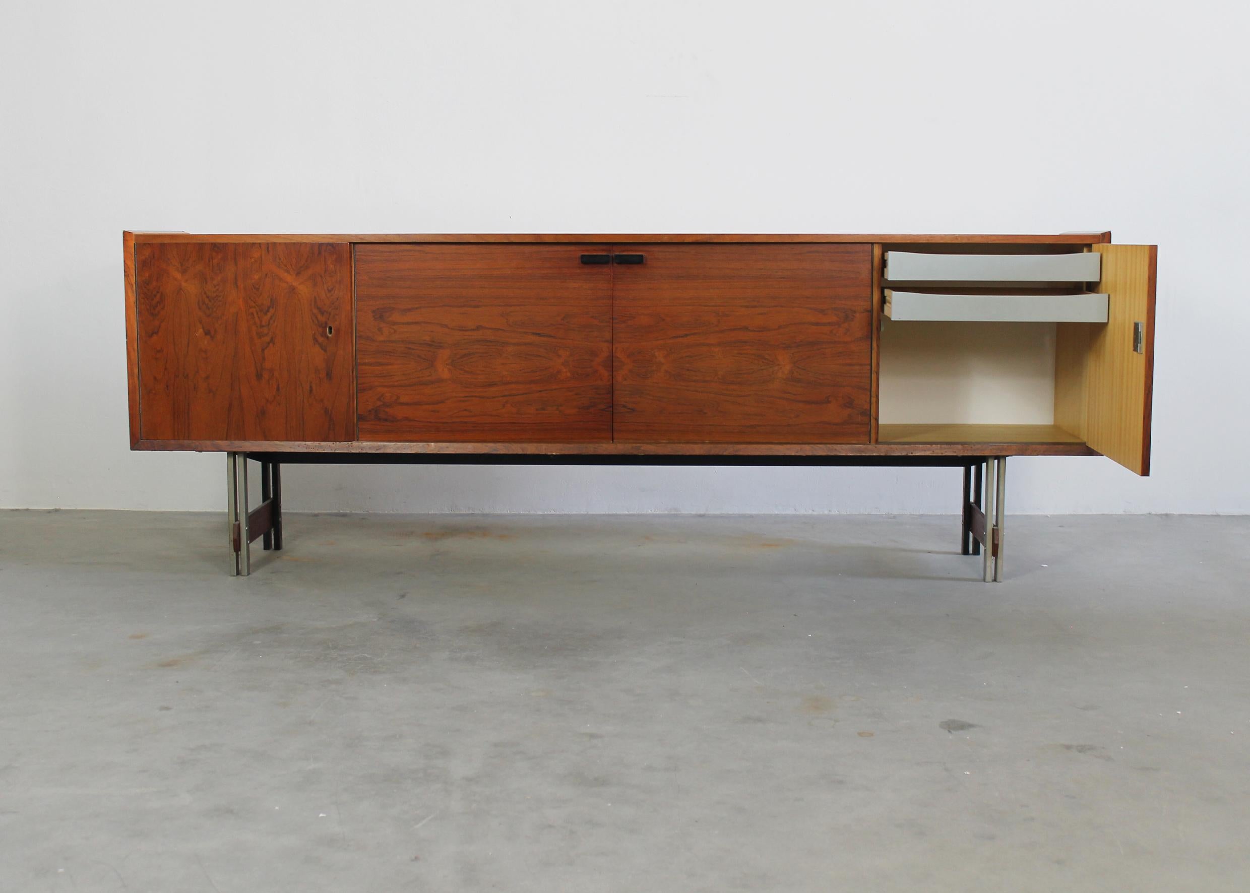 Mid-Century Modern Sideboard in Wood and Metal Italian Manufacture 1960s In Good Condition In Montecatini Terme, IT
