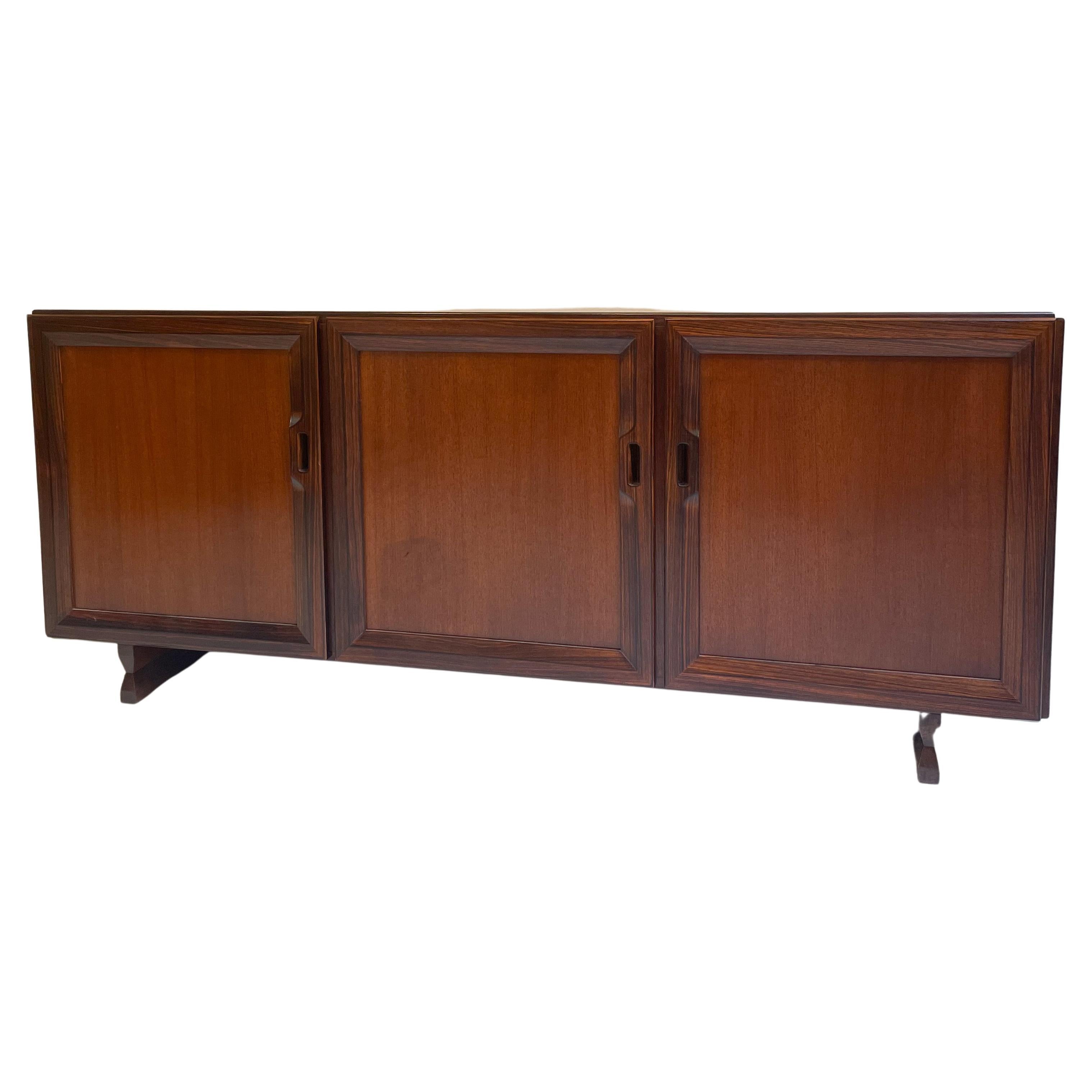 Mid-Century Modern Sideboard MB 51 by Fanco Albini for Poggi, Italy, 1950s

Sideboard with 3 doors. which features a simplistic design with sharp lines.  Due the tapered high legs, the sideboard has an open and elegant appearance. The extravagant