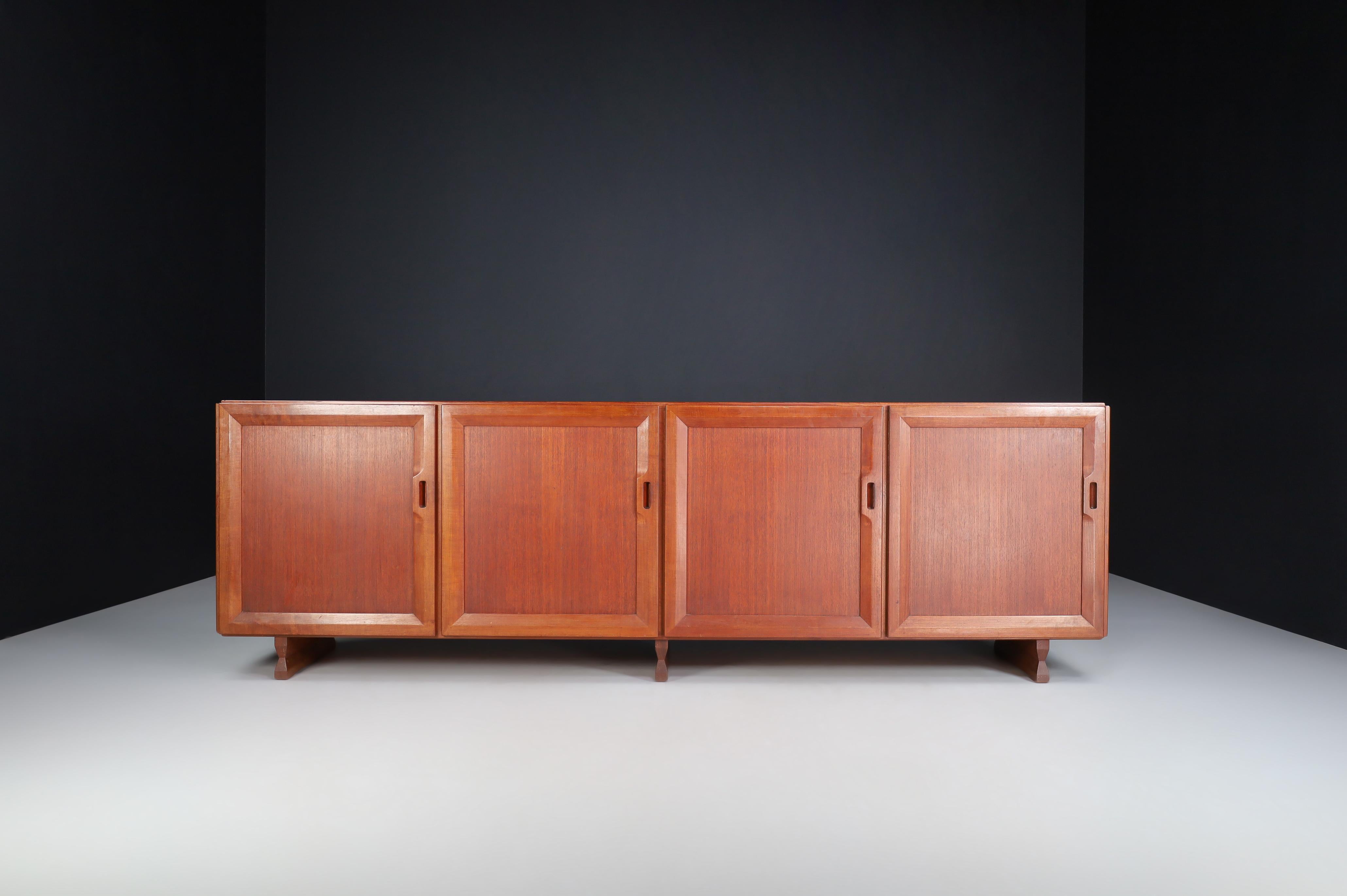 Mid-Century Modern sideboard MB 51 by Franco Albini for Poggi, Italy, the 1950s.

Sideboard with four doors which features a simplistic design with sharp lines. The cabinet has an open and elegant appearance due to the high tapered legs. The