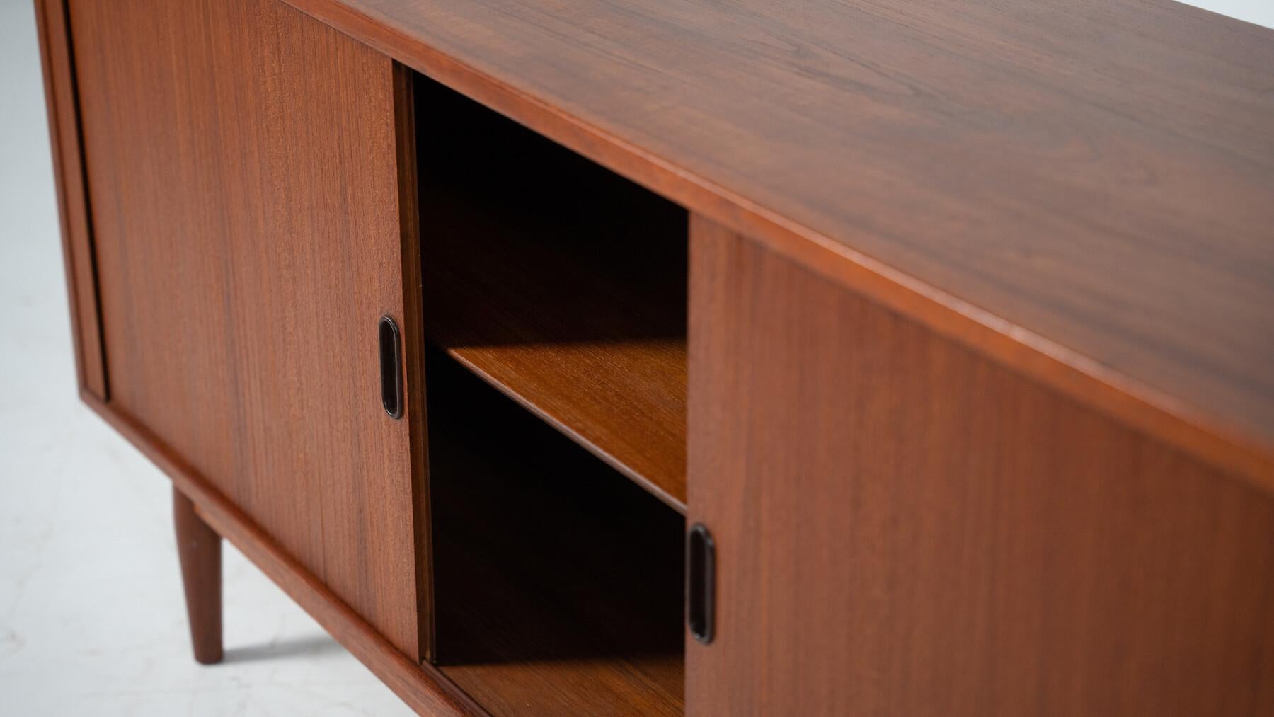 Mid-Century Modern Sideboard Model 37 by Arne Vodder, Sibast For Sale 7