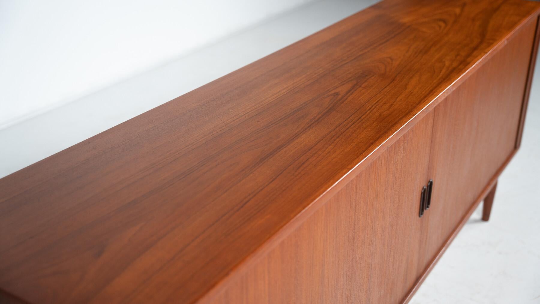 Mid-Century Modern Sideboard Model 37 by Arne Vodder, Sibast For Sale 8