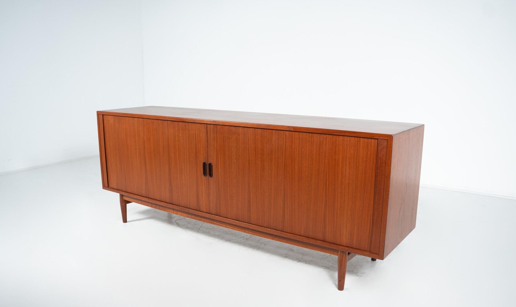 Mid-Century Modern Sideboard Model 37 by Arne Vodder, Sibast For Sale 10