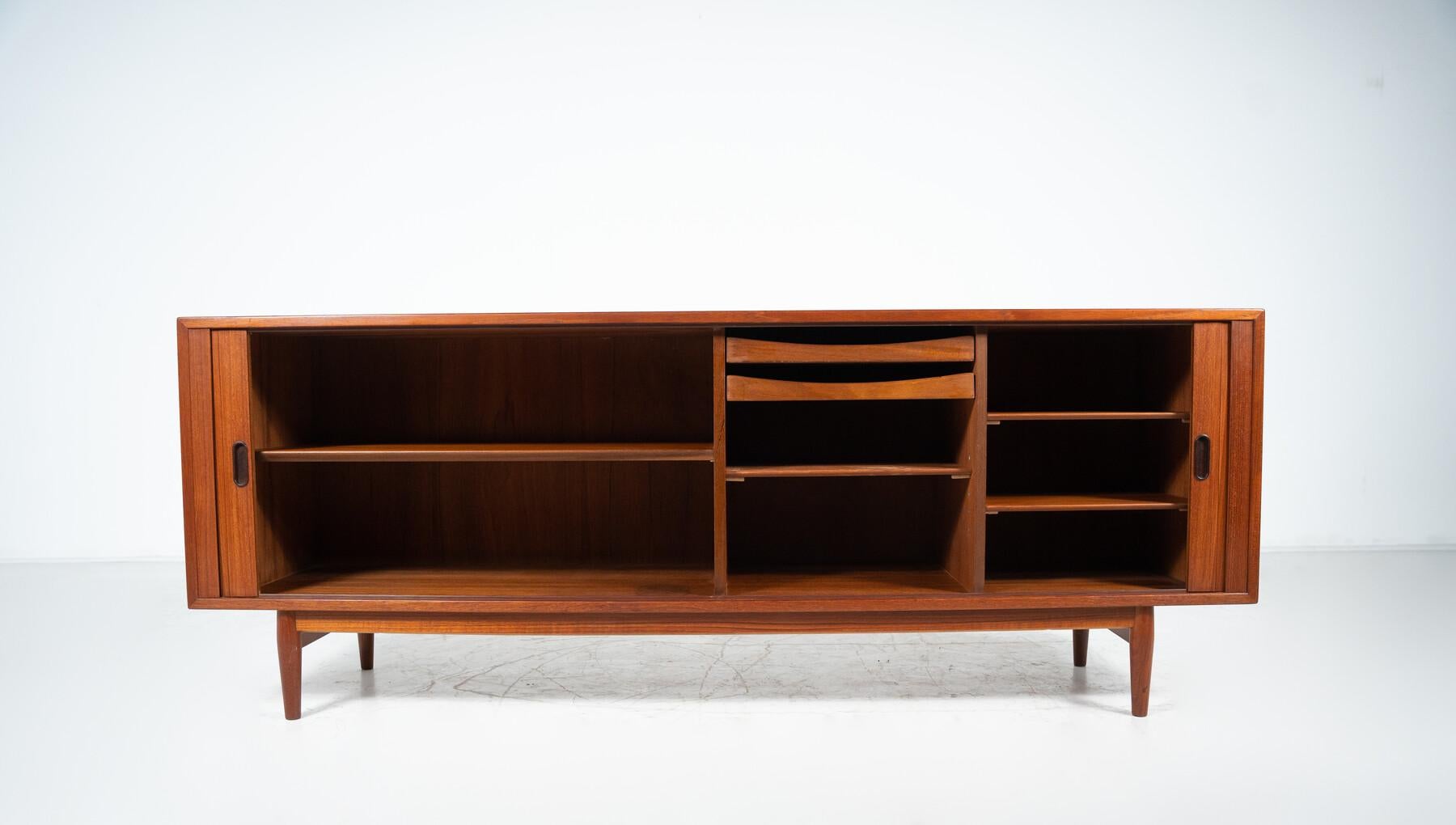 Mid-Century Modern Sideboard Model 37 by Arne Vodder, Sibast For Sale 1