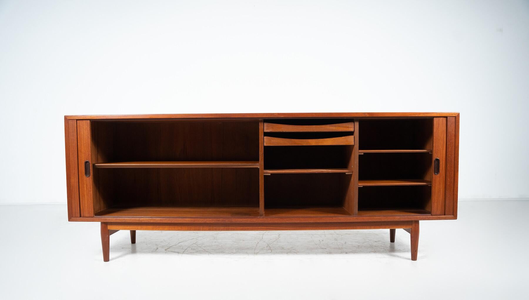 Mid-Century Modern Sideboard Model 37 by Arne Vodder, Sibast For Sale 3